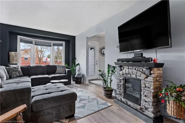 Additional property image - 2385 Cotswold Cres