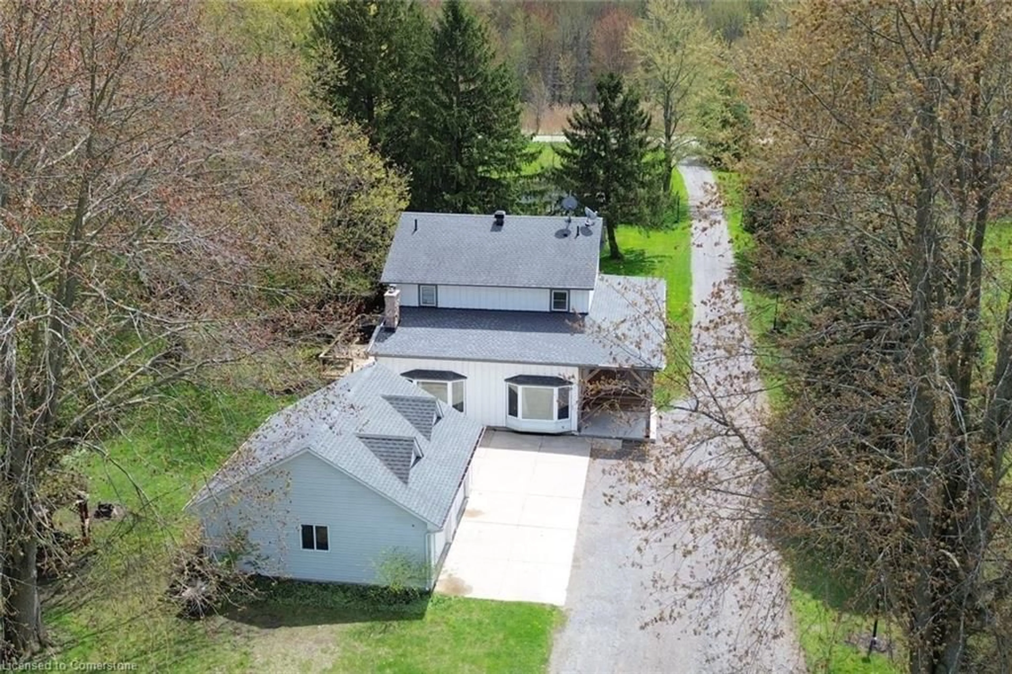 A pic from outside/outdoor area/front of a property/back of a property/a pic from drone, street for 621 6th Concession Rd, Millgrove Ontario L8B 1N3