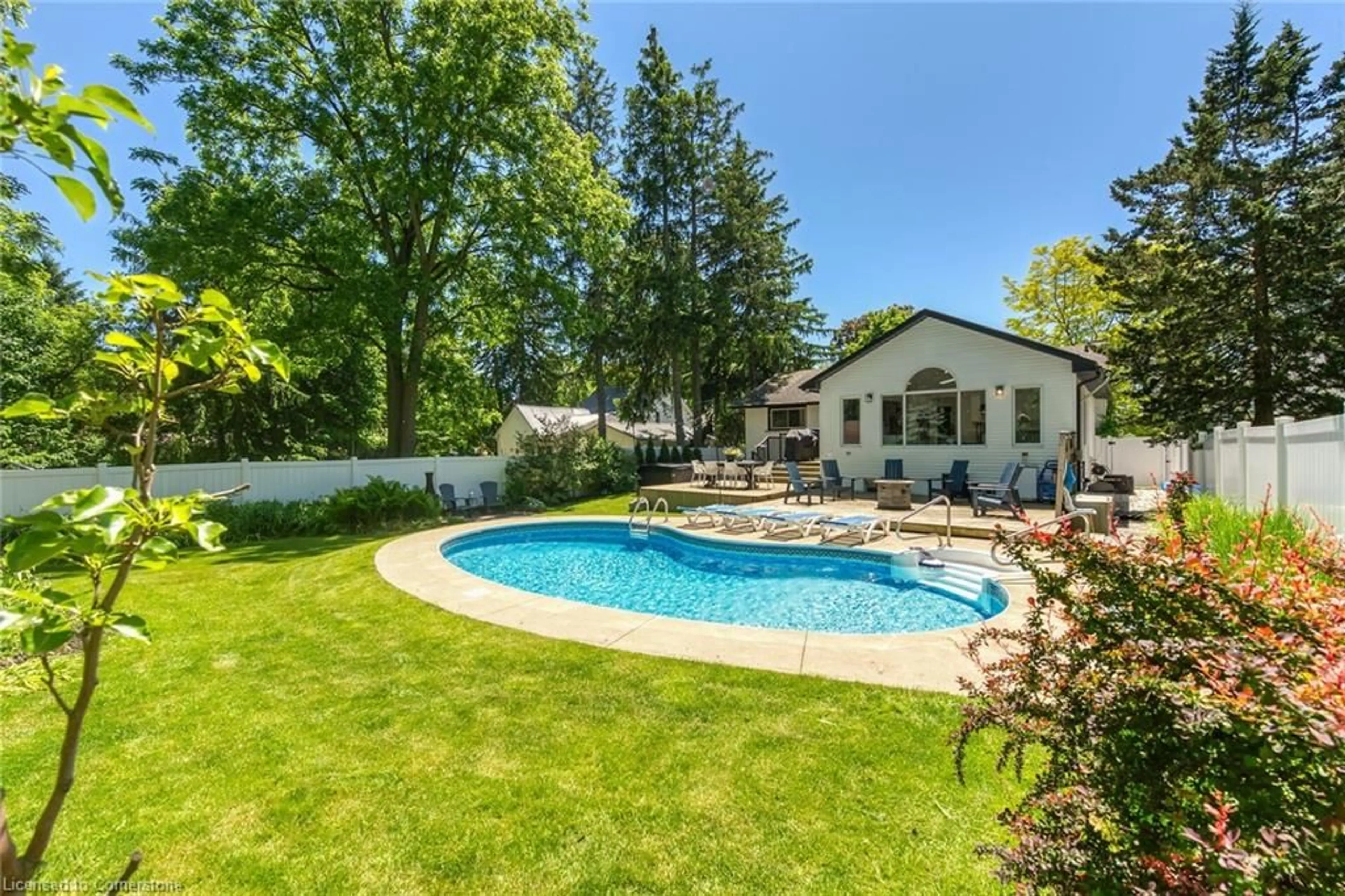 Pool for 486 Winniett St, Caledonia Ontario N3W 1E4