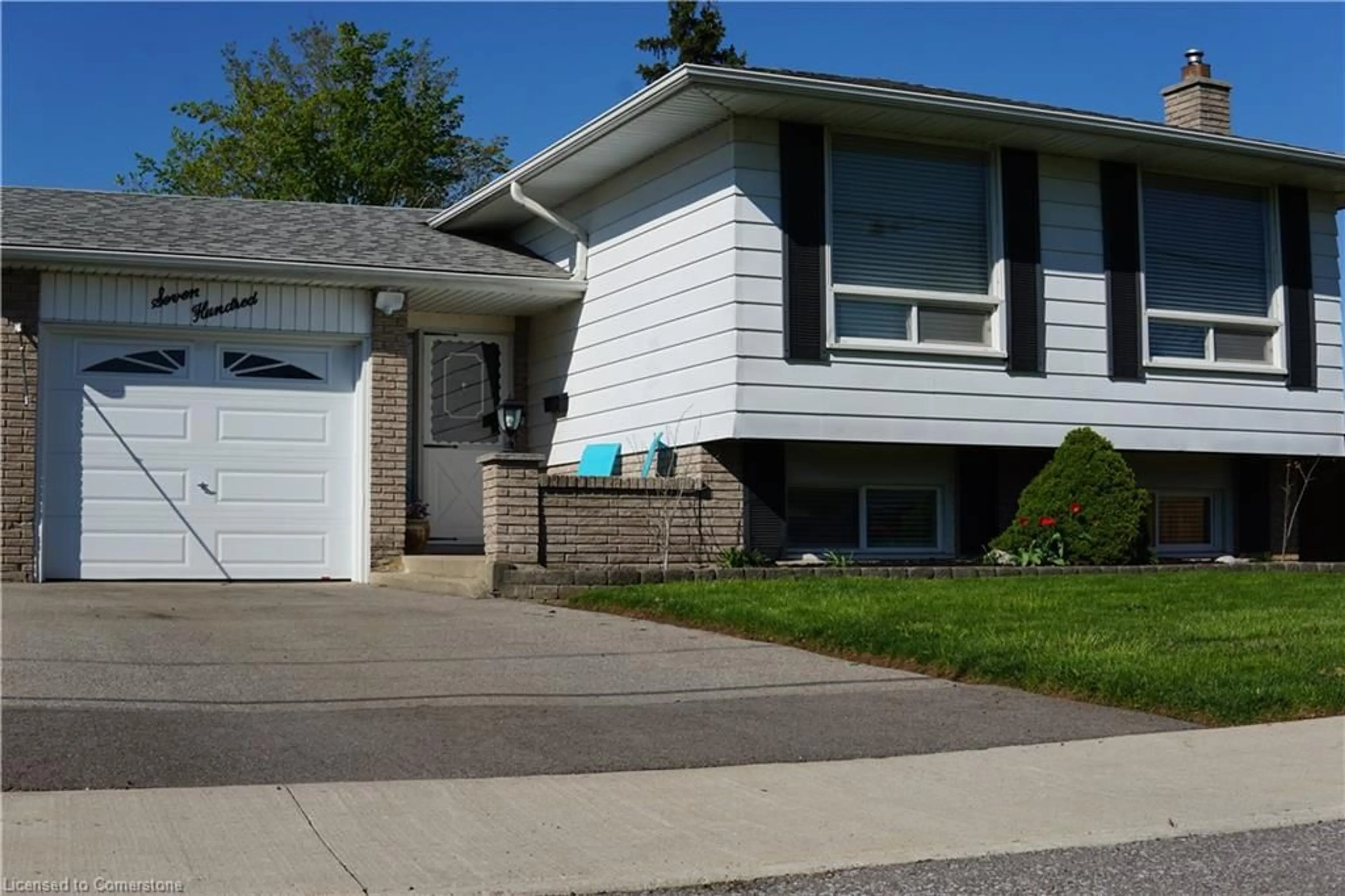 Home with vinyl exterior material, street for 700 Woodview Rd, Burlington Ontario L7N 3A5