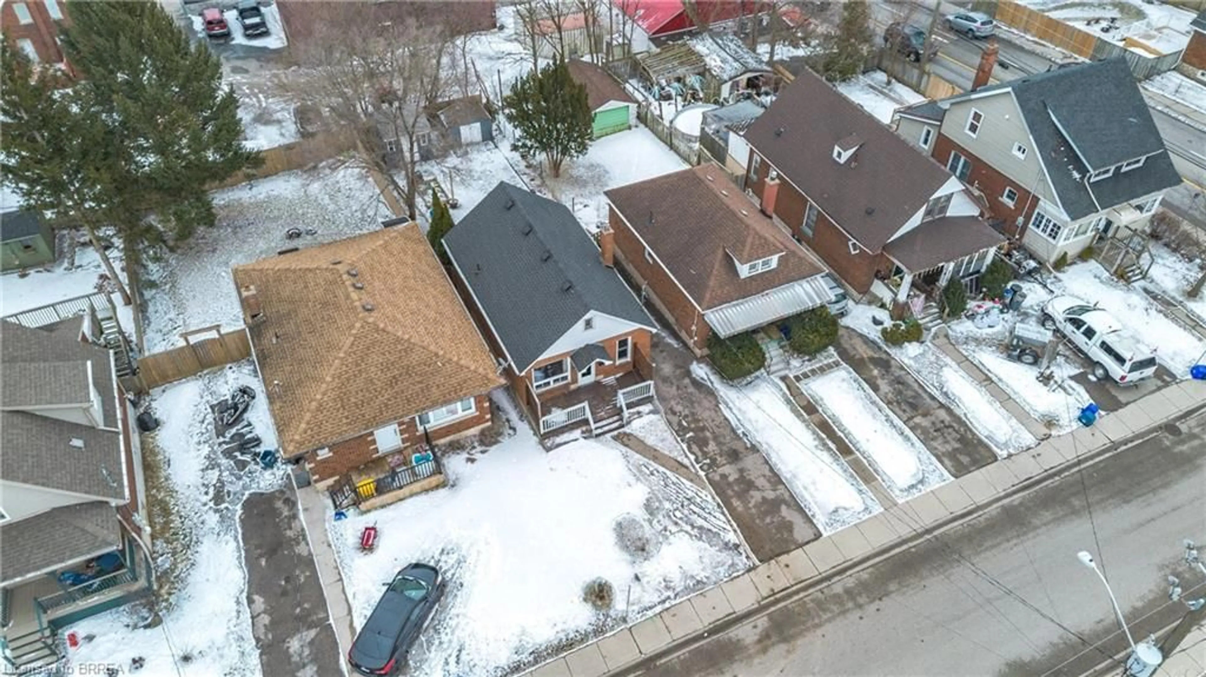 A pic from outside/outdoor area/front of a property/back of a property/a pic from drone, street for 69 Lyons Ave, Brantford Ontario N3R 4R2