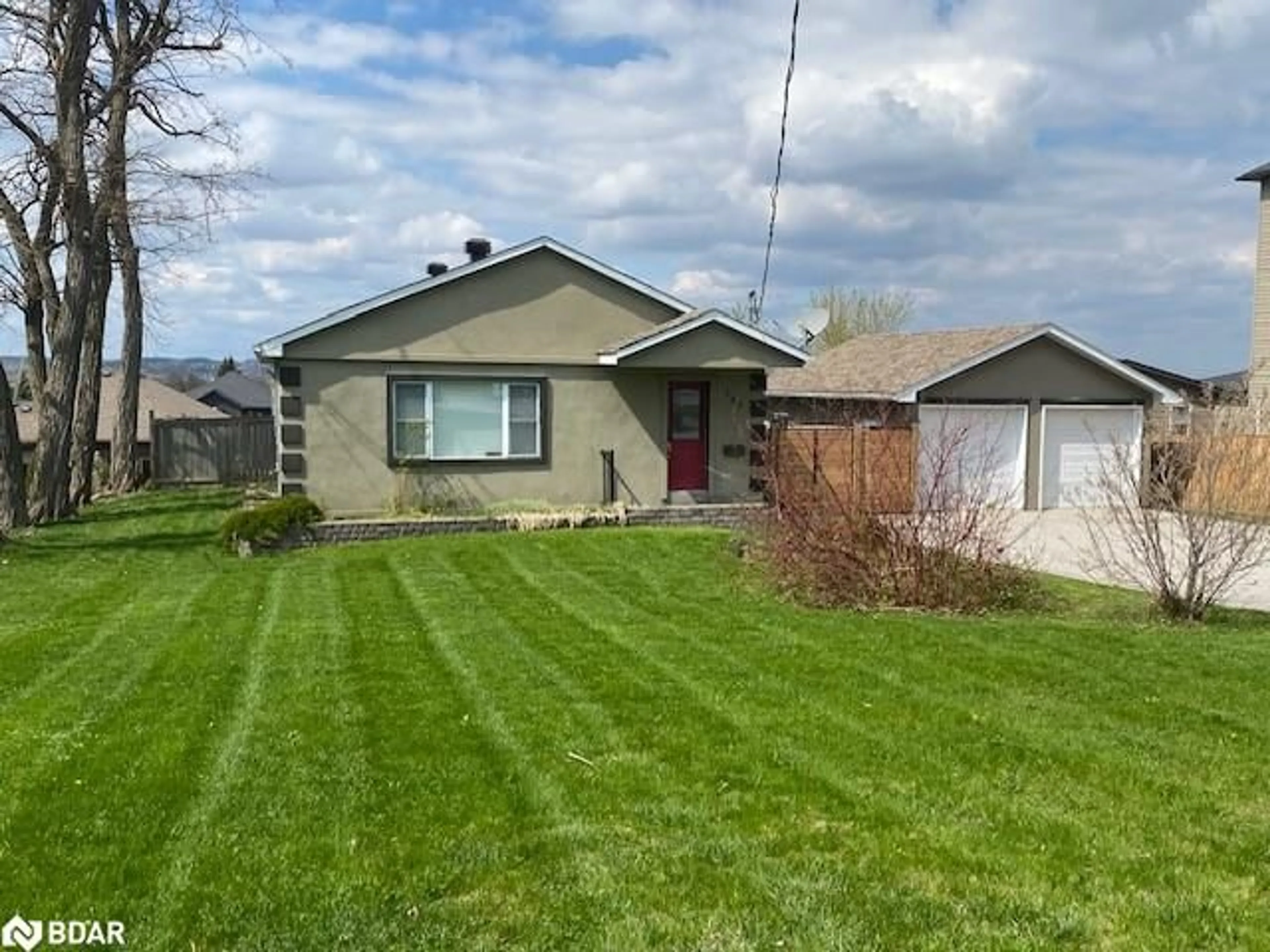 Home with vinyl exterior material, street for 182 Ardagh Rd, Barrie Ontario L4N 3V6
