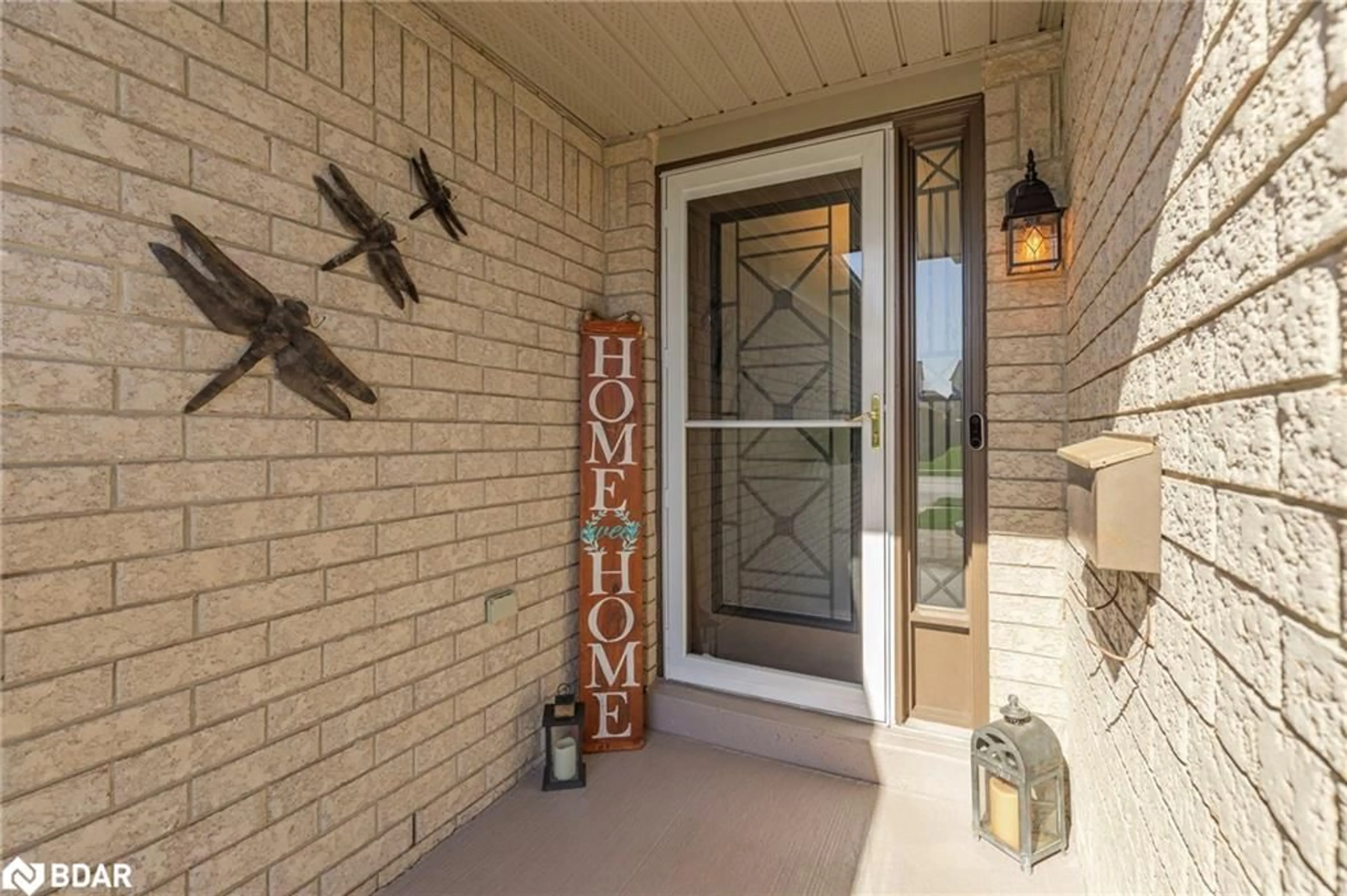 Indoor entryway for 40 Country Lane, Barrie Ontario L4N 0E8