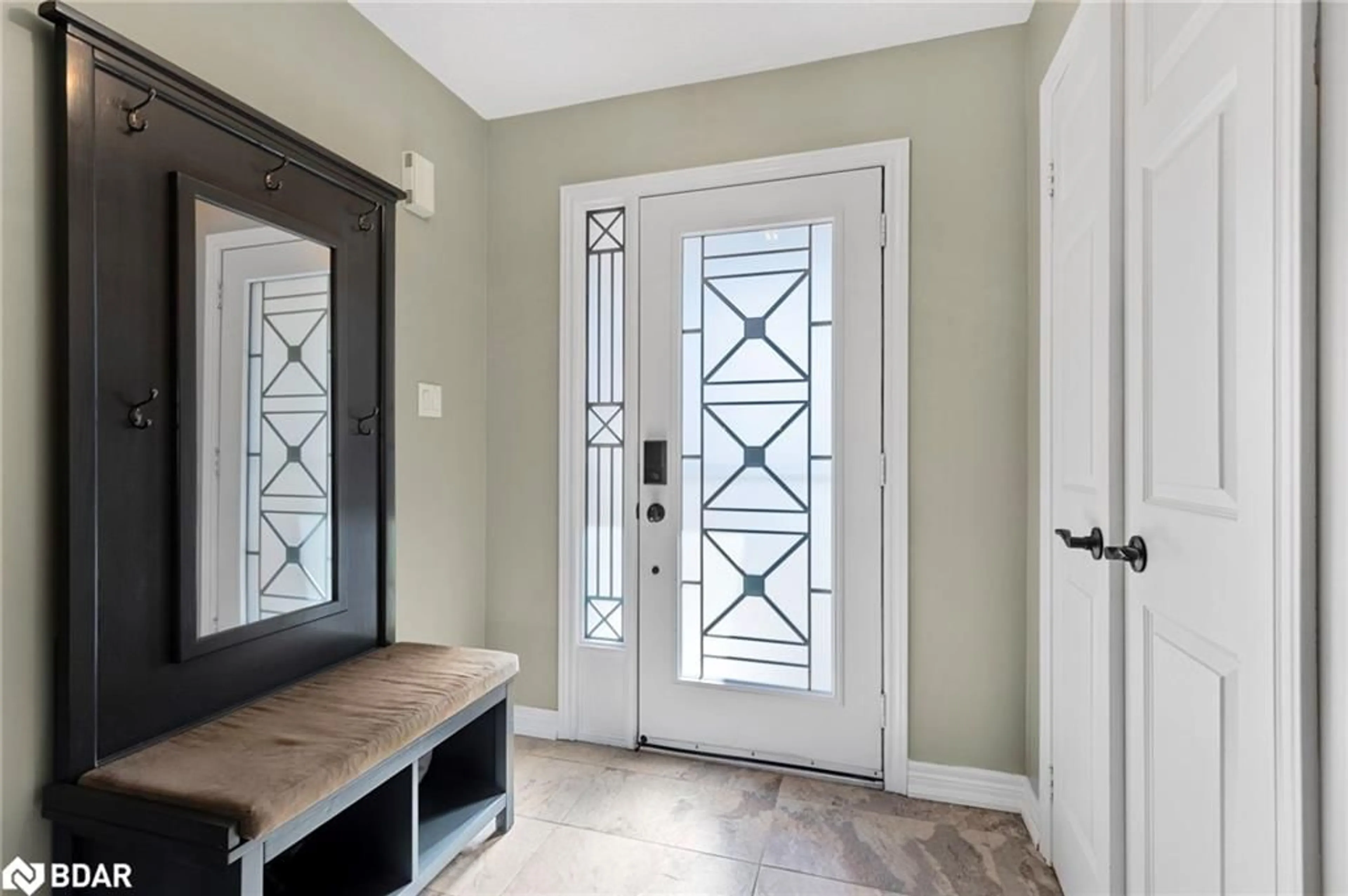 Indoor entryway for 40 Country Lane, Barrie Ontario L4N 0E8
