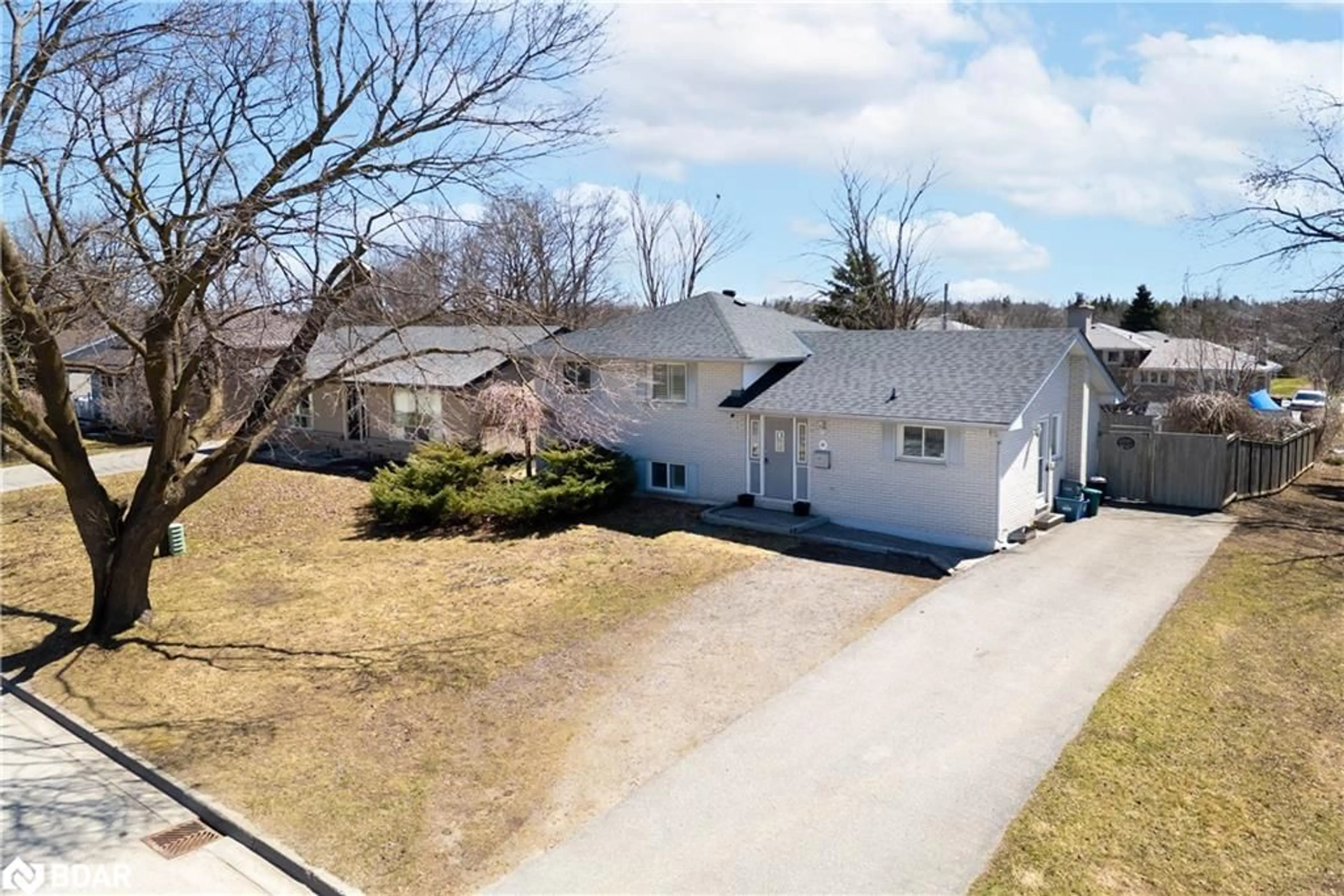 A pic from outside/outdoor area/front of a property/back of a property/a pic from drone, street for 69 Ottaway Ave, Barrie Ontario L4M 2X1