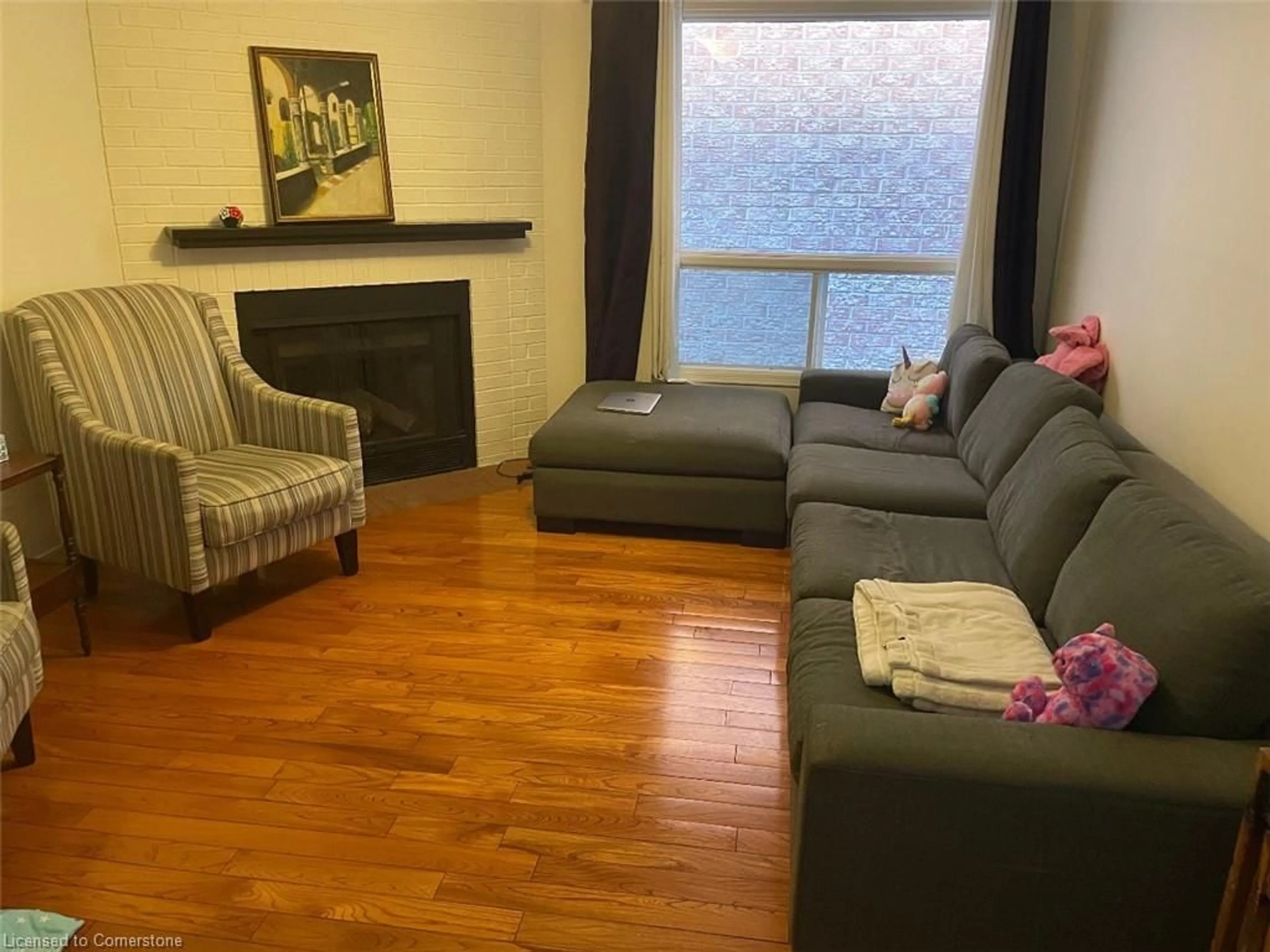 Living room with furniture, wood/laminate floor for 28 Kimbergate Way, Thornhill Ontario L4J 6R5
