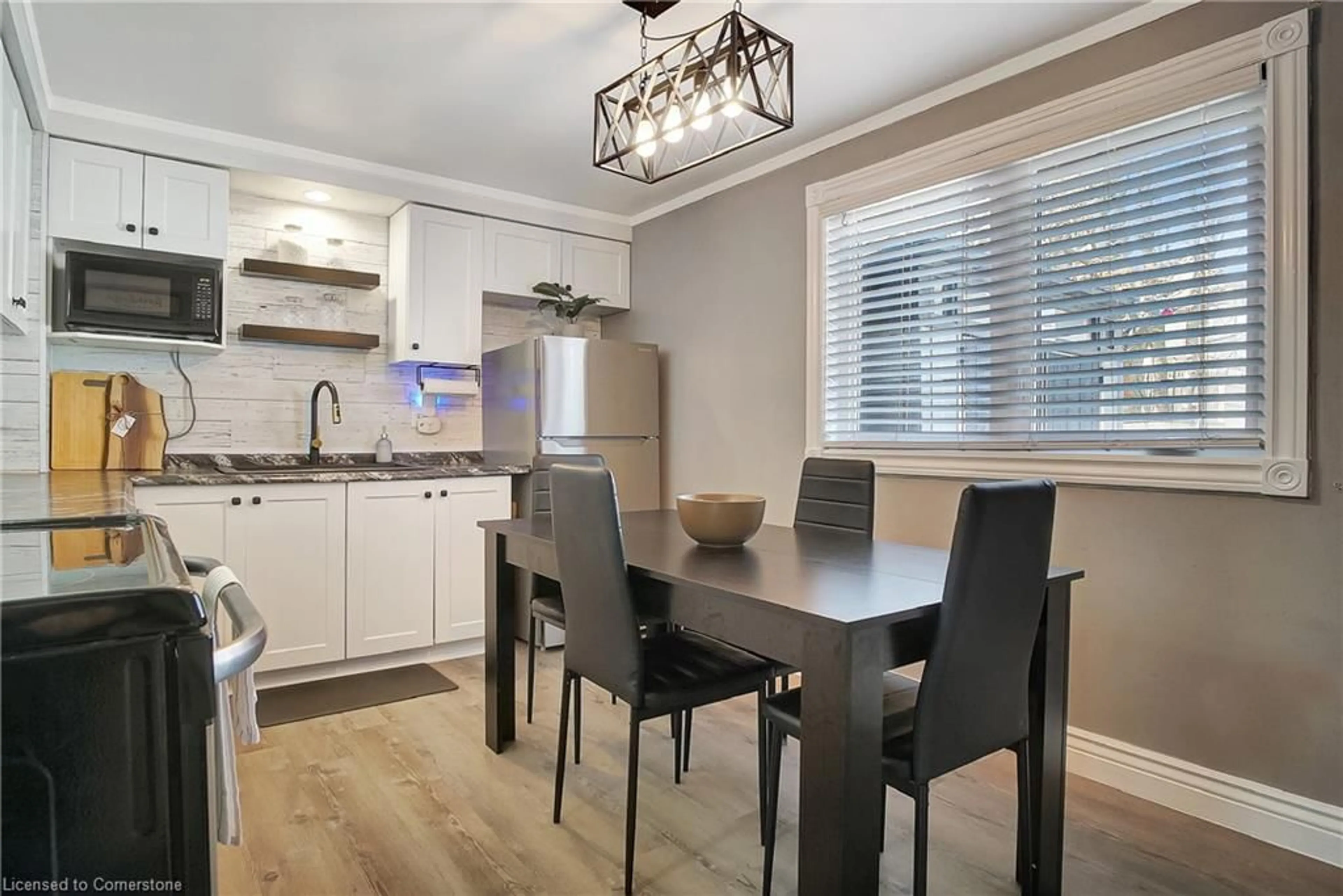 Open concept kitchen, wood/laminate floor for 150 Glamis Rd, Cambridge Ontario N1R 6S9