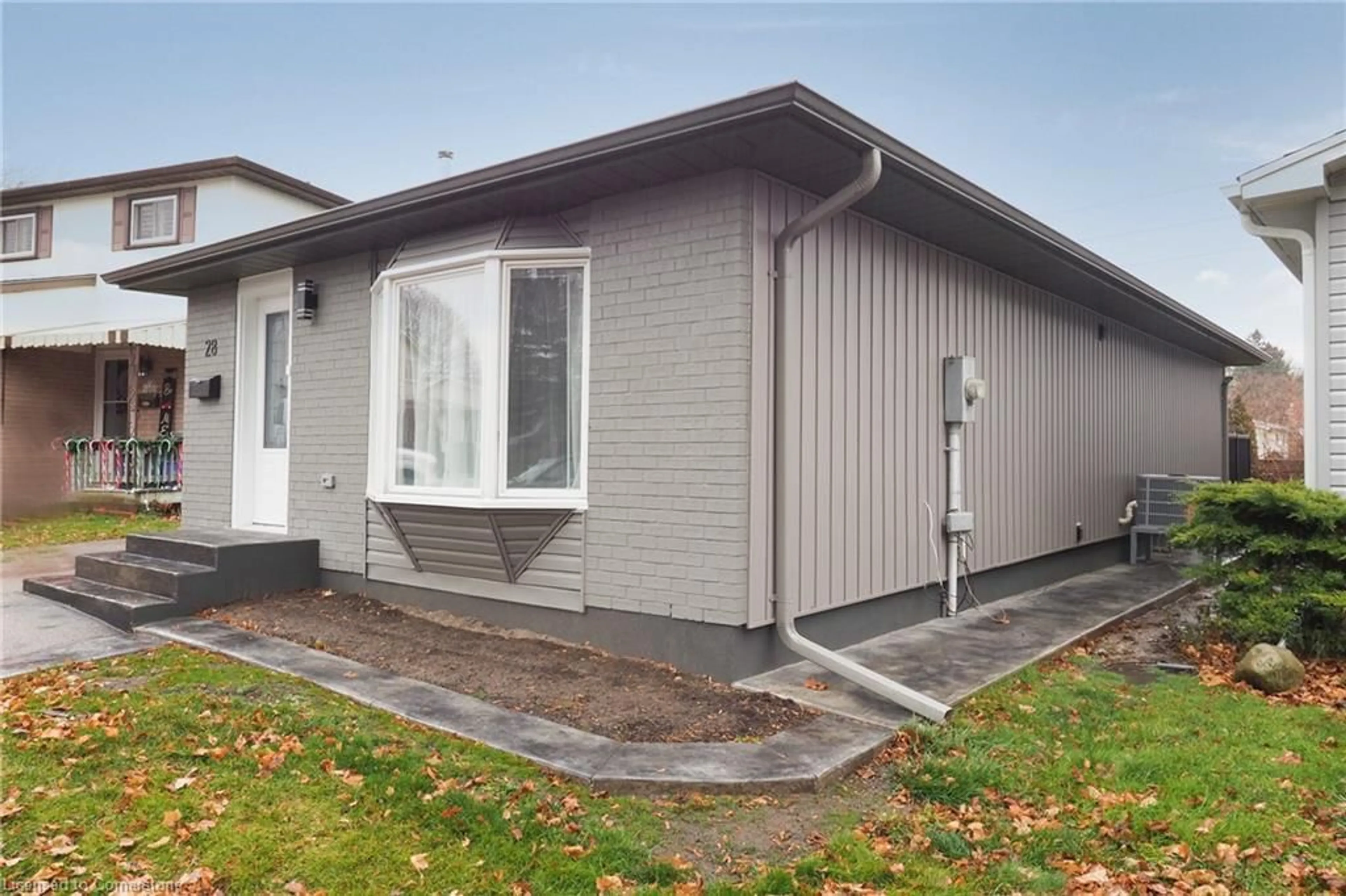 Home with vinyl exterior material, street for 28 Nautical Rd, Brantford Ontario N3P 1G6