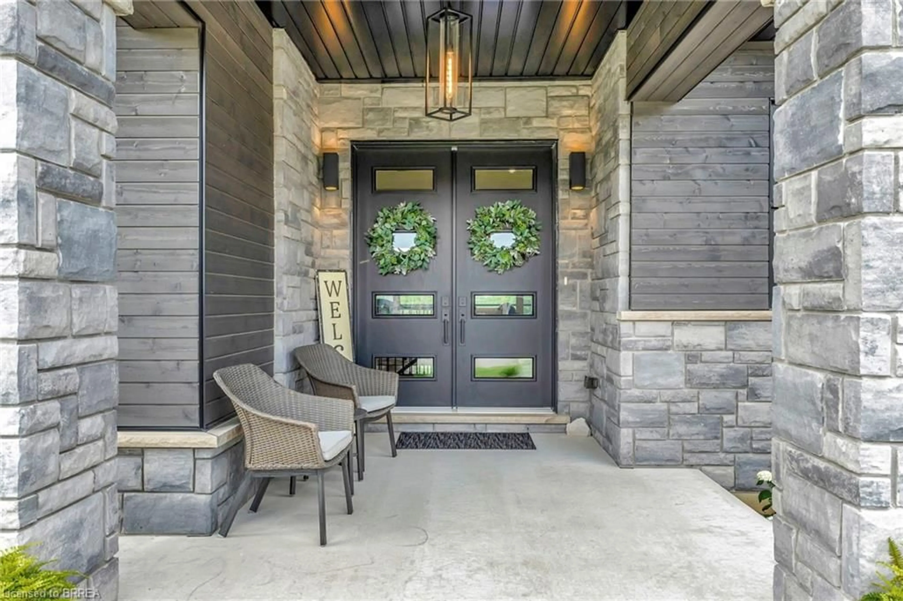 Indoor entryway for 14 Hudson Dr, Brantford Ontario N3T 5L7