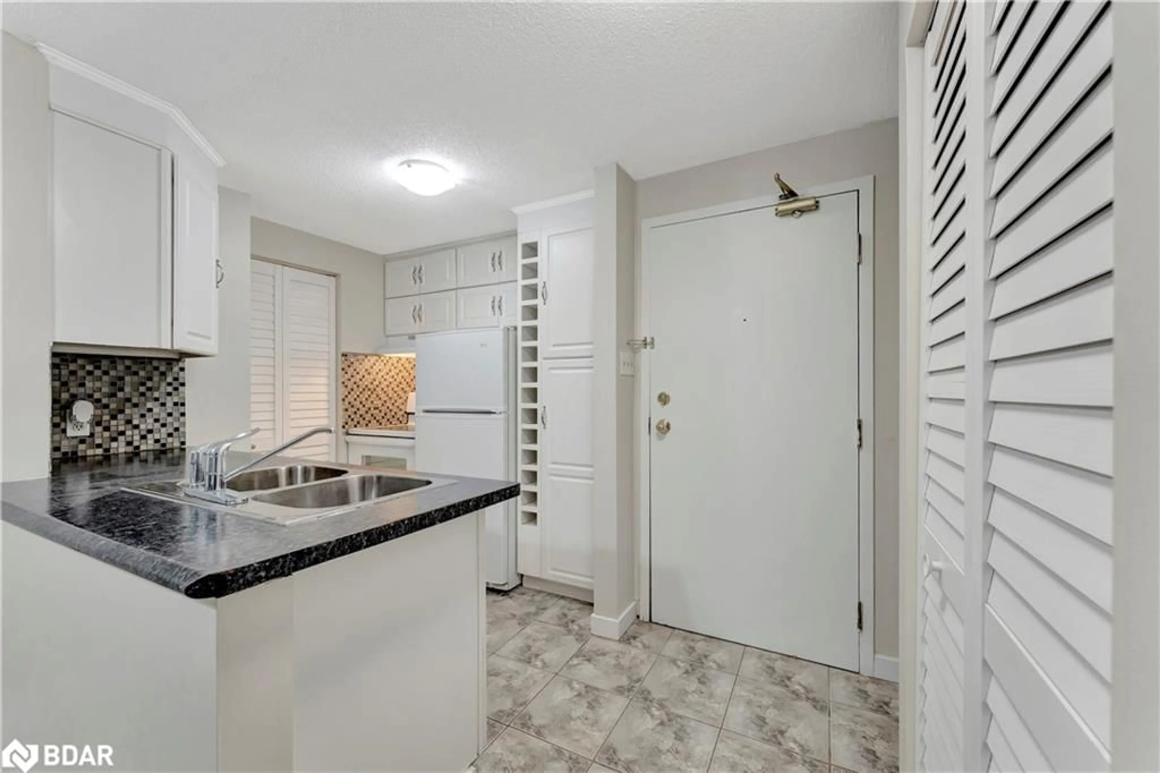 Standard kitchen, unknown for 30 Bridge St #206, Kitchener Ontario N2K 1K4