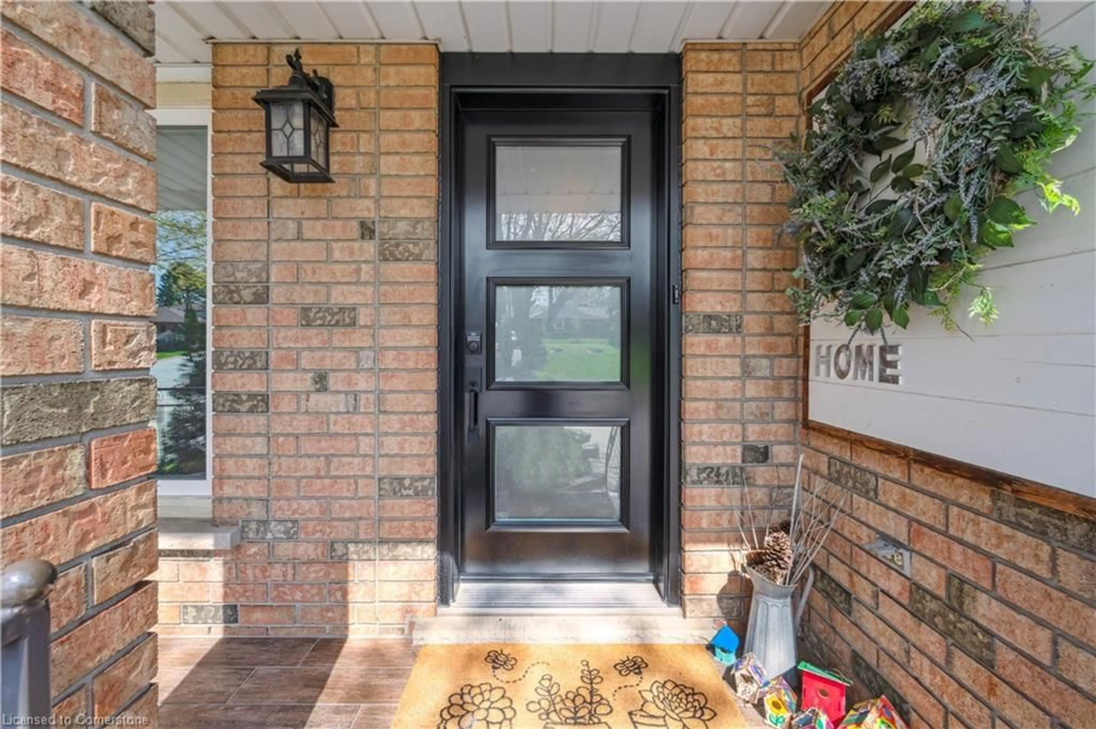 Indoor entryway for 427 Upper Horning Rd, Hamilton Ontario L9C 7P5