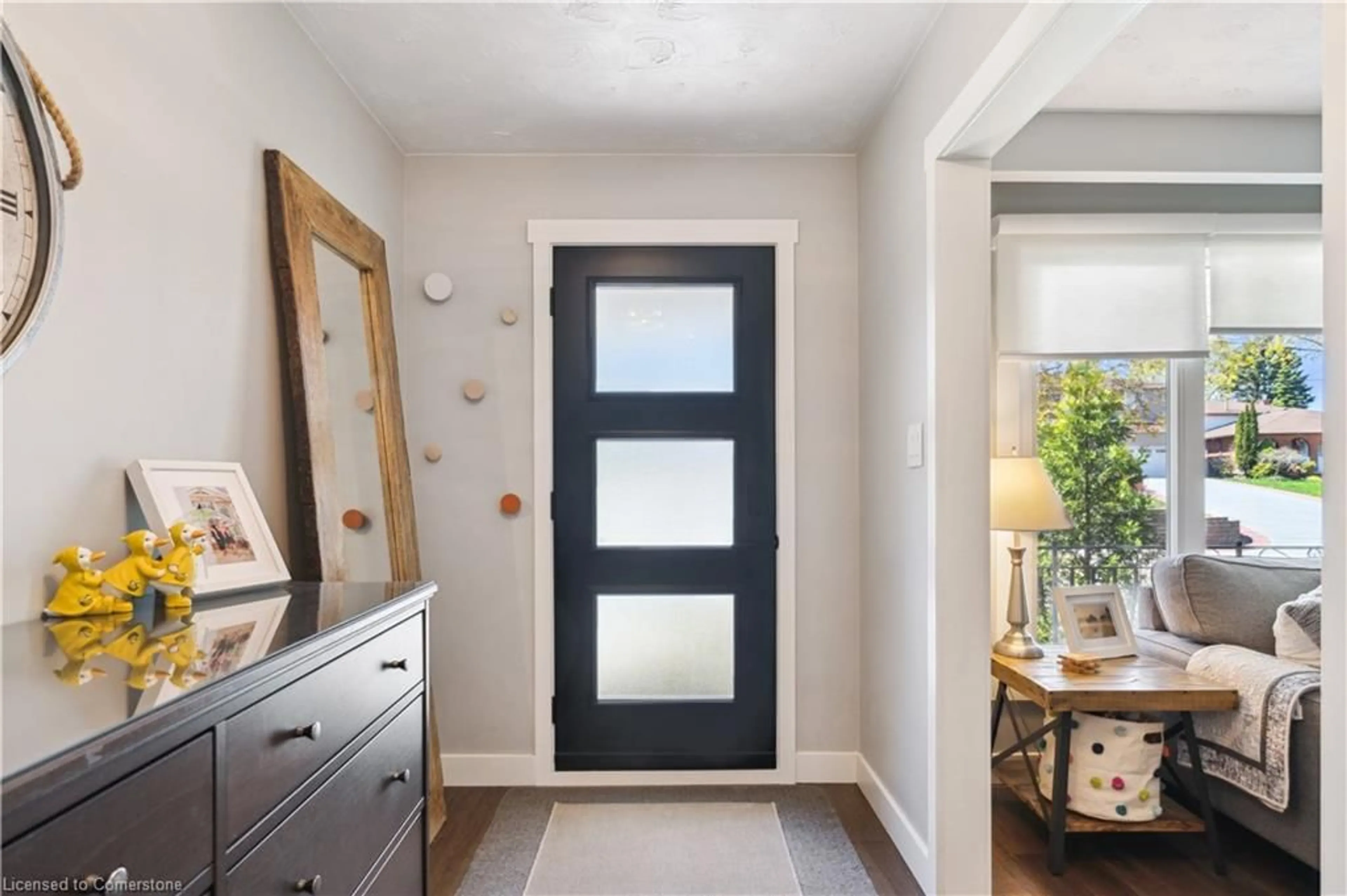 Indoor entryway for 427 Upper Horning Rd, Hamilton Ontario L9C 7P5