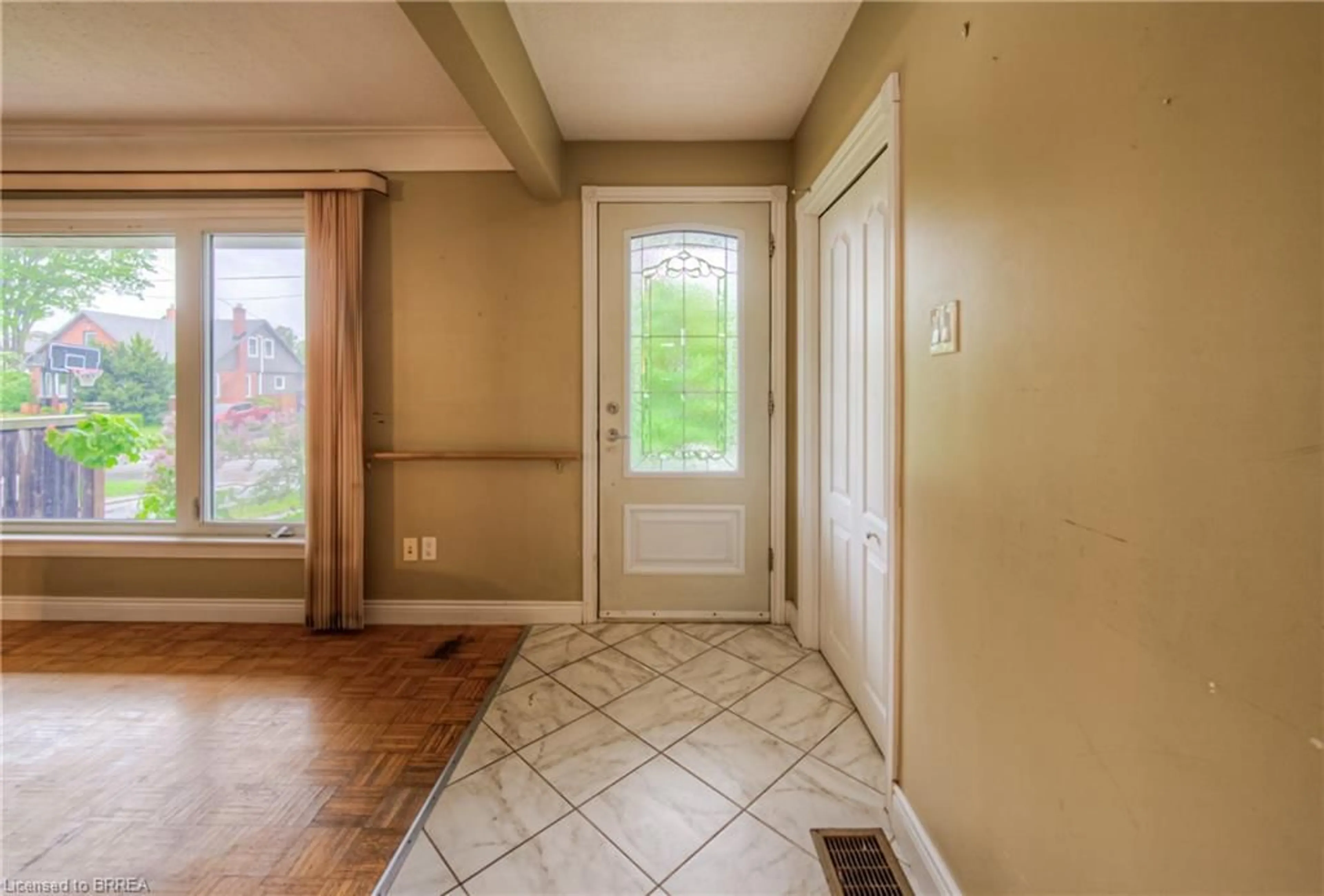 Indoor entryway for 16 Rowanwood Ave, Brantford Ontario N3S 7B6