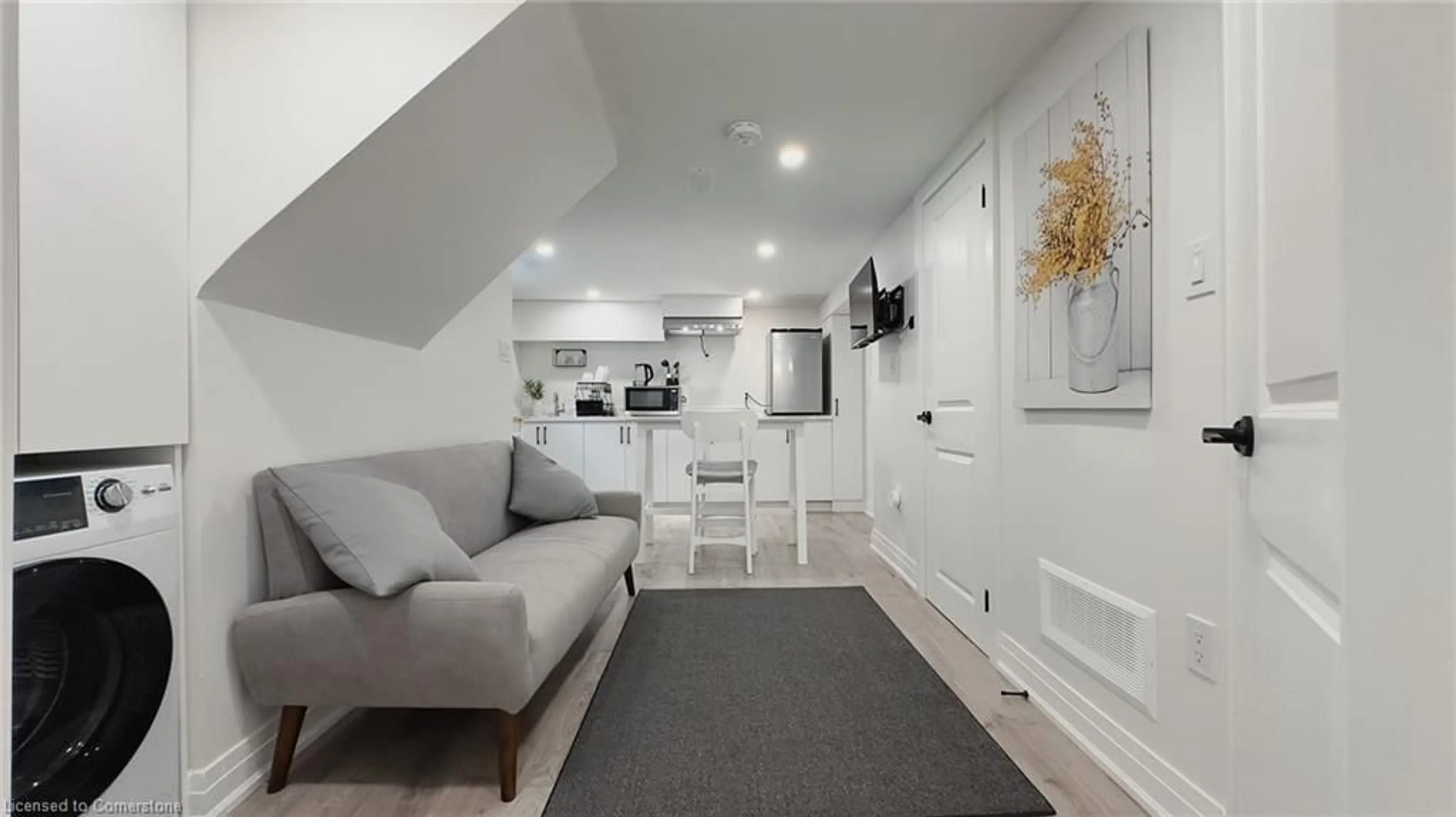 A pic of a room for 124 Bond St, Hamilton Ontario L8S 3W5