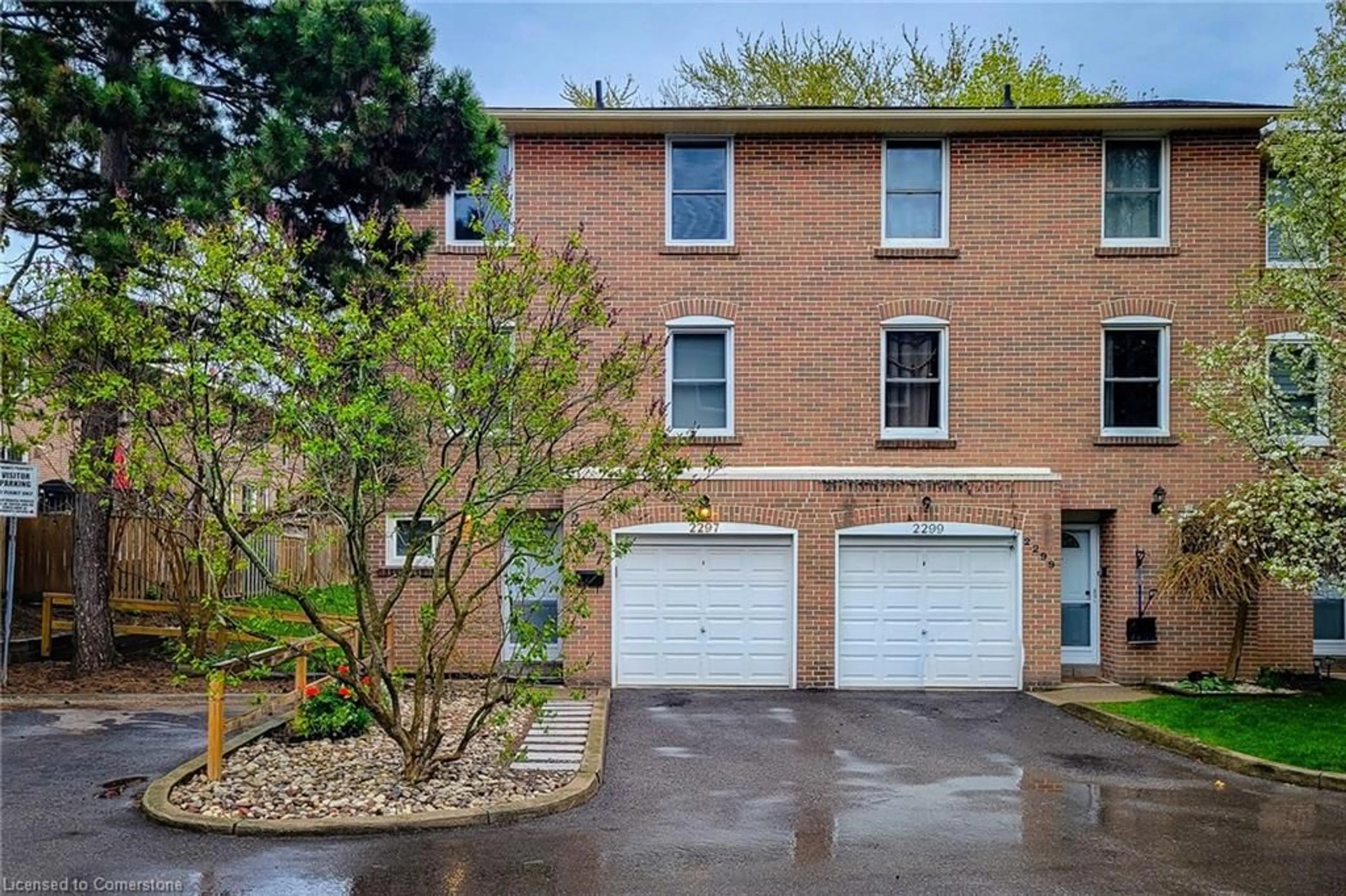 A pic from outside/outdoor area/front of a property/back of a property/a pic from drone, street for 2297 Mountain Grove Ave, Burlington Ontario L7P 2H8