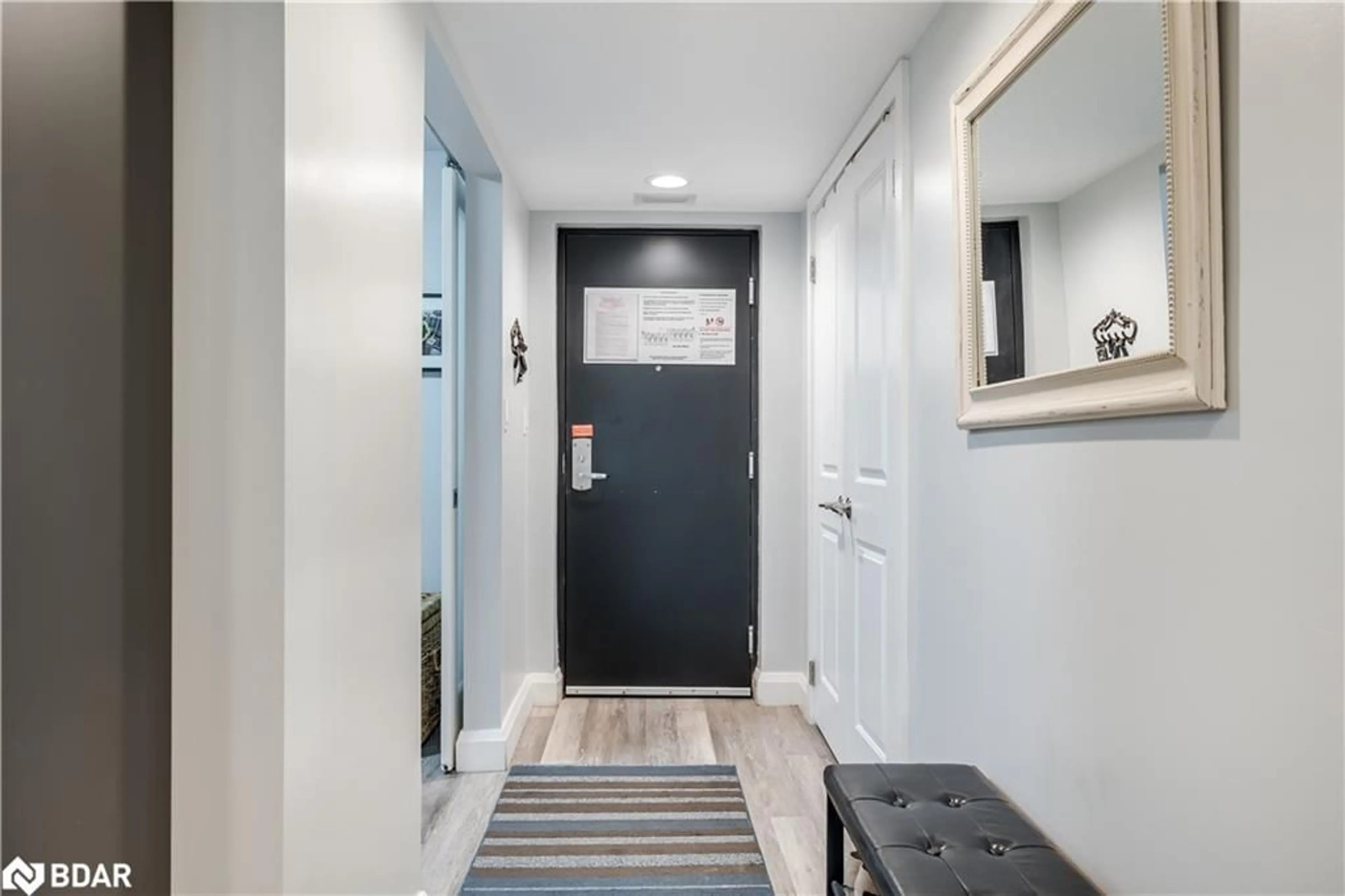 Indoor entryway for 80 Horseshoe Valley Blvd #302, Oro-Medonte Ontario L4M 4Y8