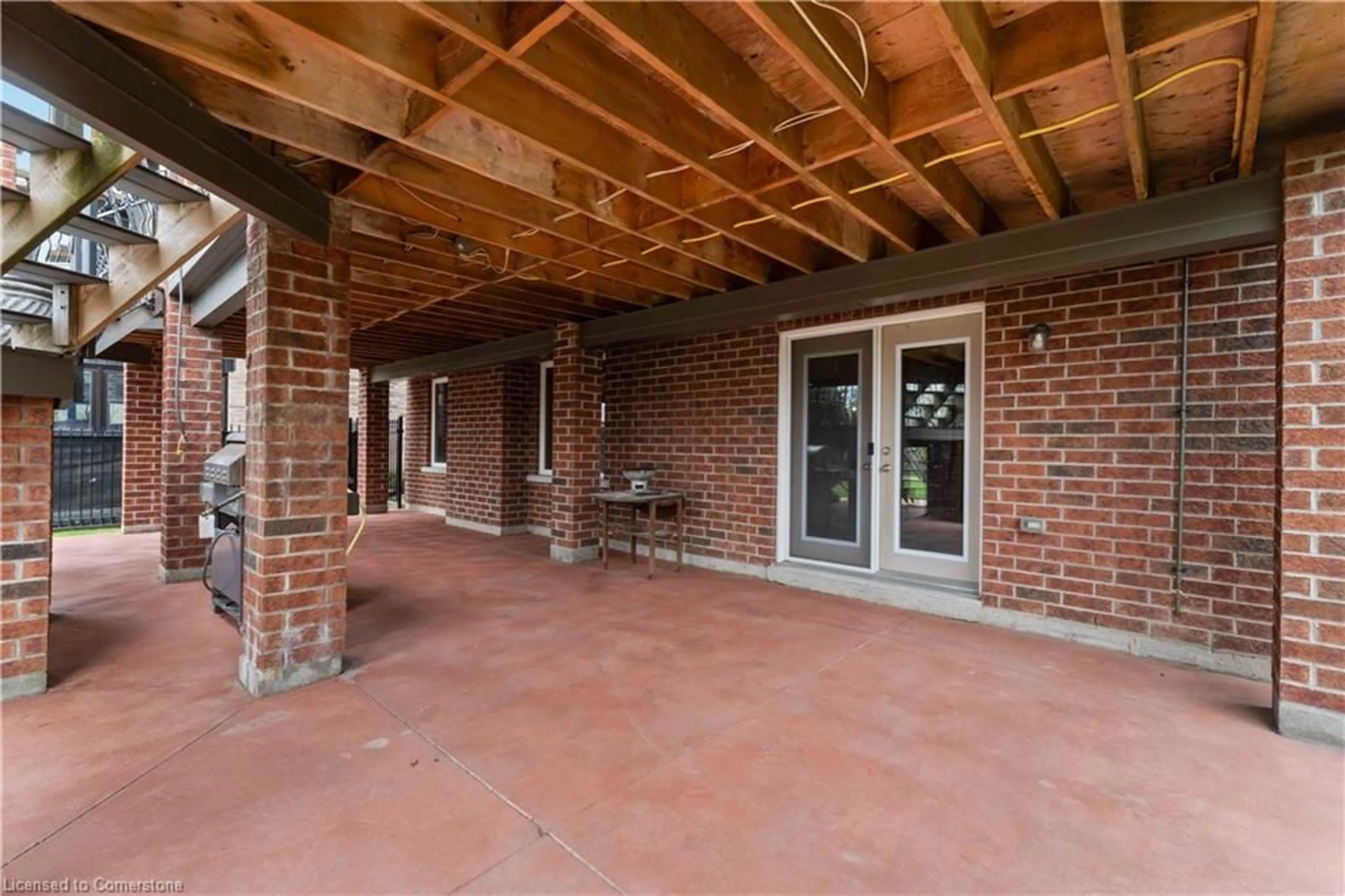 Patio, building for 100 Kingsview Dr, Stoney Creek Ontario L8J 3X5