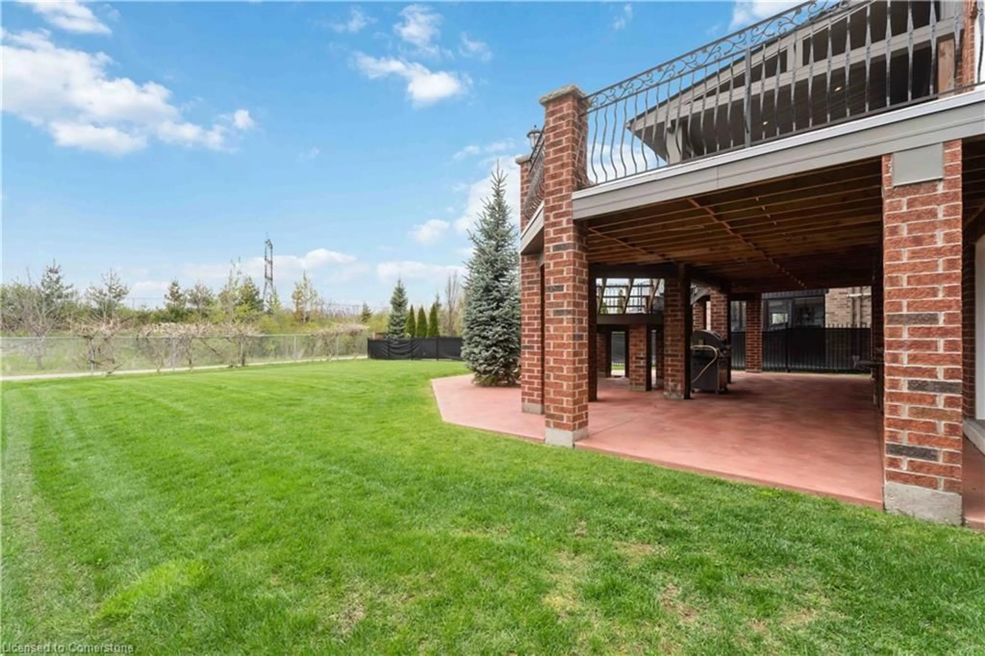Patio, mountain view for 100 Kingsview Dr, Stoney Creek Ontario L8J 3X5