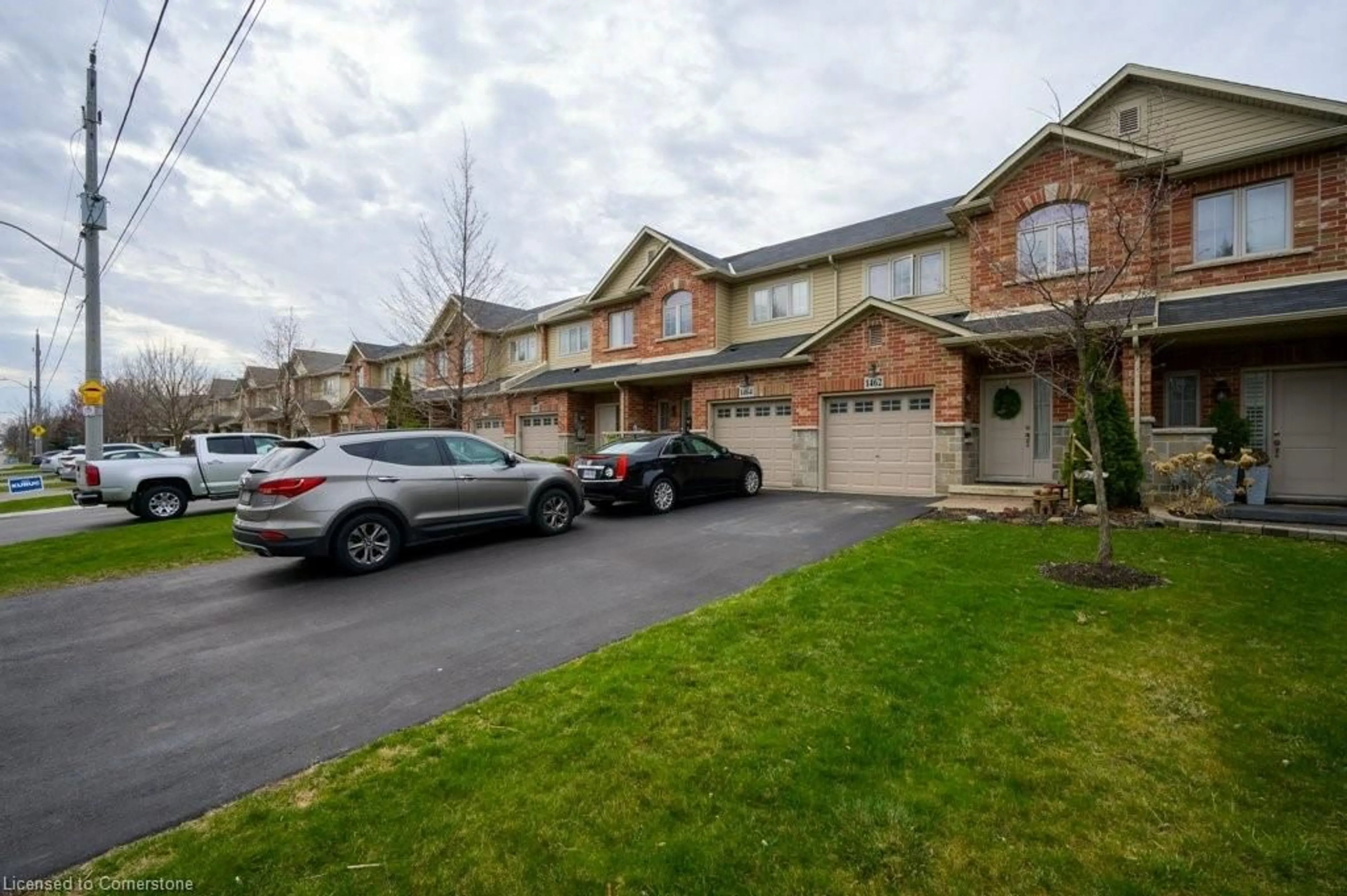 A pic from outside/outdoor area/front of a property/back of a property/a pic from drone, street for 1462 Baseline Rd, Stoney Creek Ontario L8E 0G3