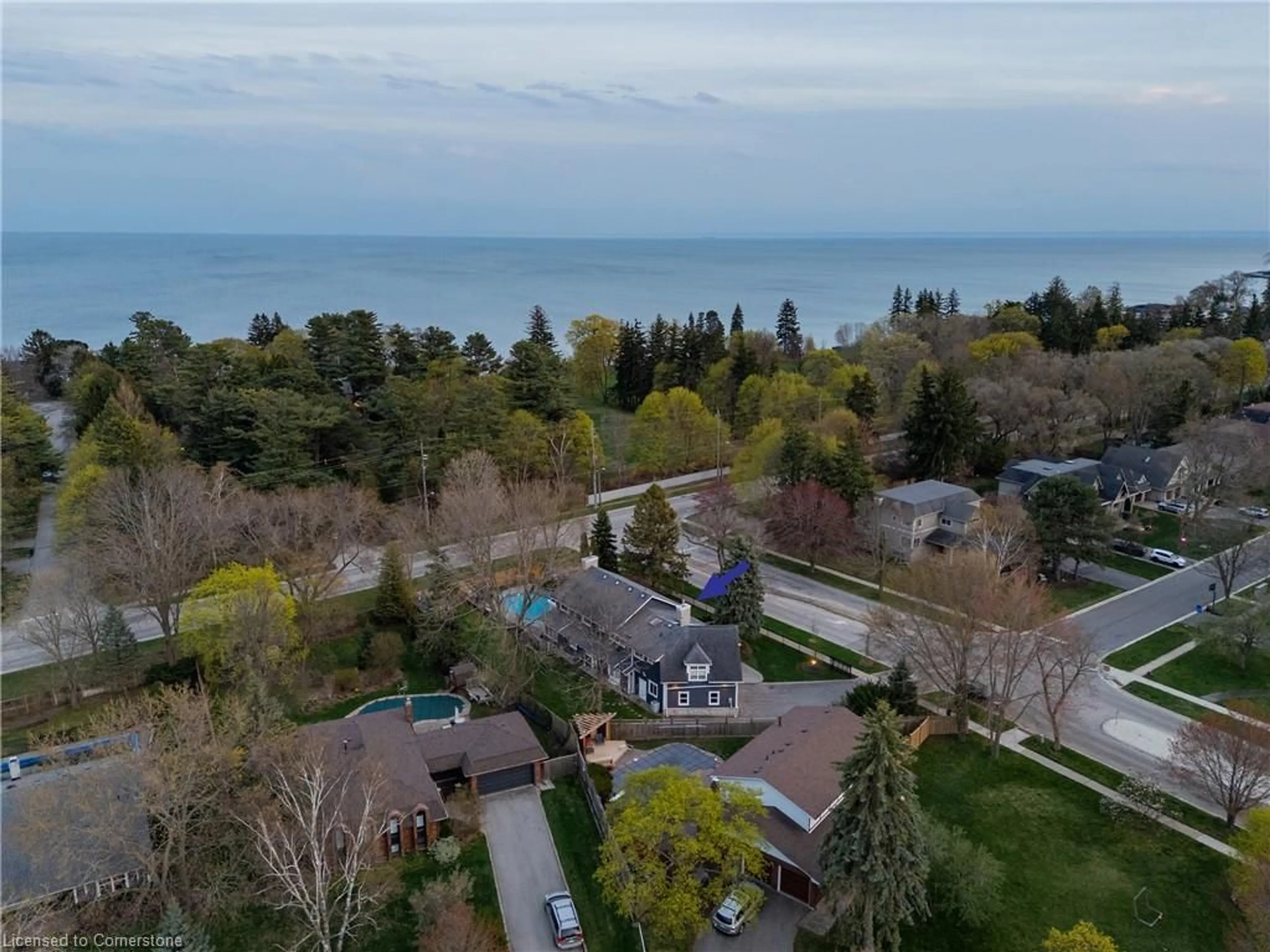 A pic from outside/outdoor area/front of a property/back of a property/a pic from drone, water/lake/river/ocean view for 115 Charnwood Dr, Oakville Ontario L6J 5G8