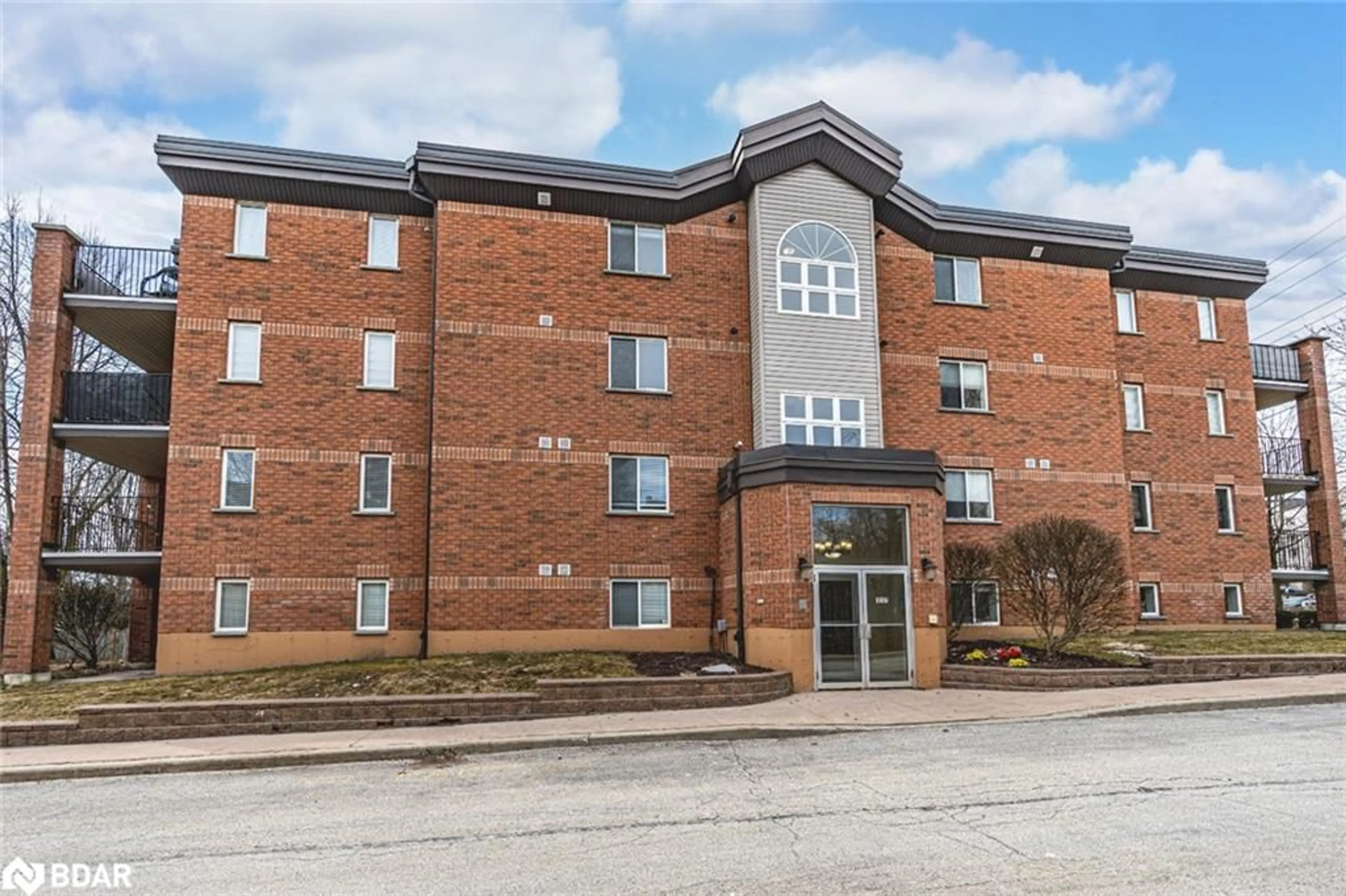 Indoor foyer for 117 Edgehill Dr #203, Barrie Ontario L4N 1L9