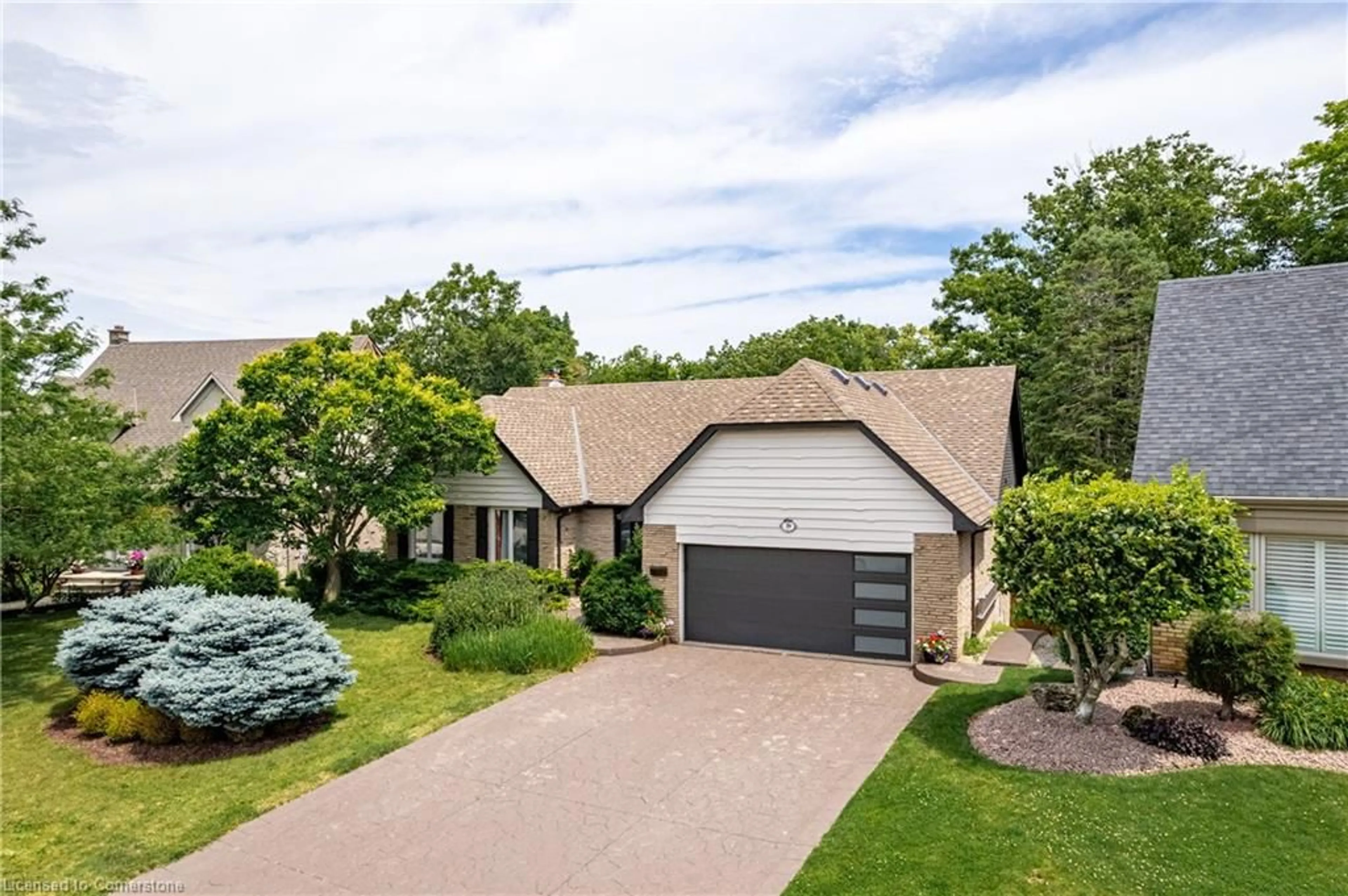 A pic from outside/outdoor area/front of a property/back of a property/a pic from drone, street for 39 Hilts Dr, Stoney Creek Ontario L8G 3H5