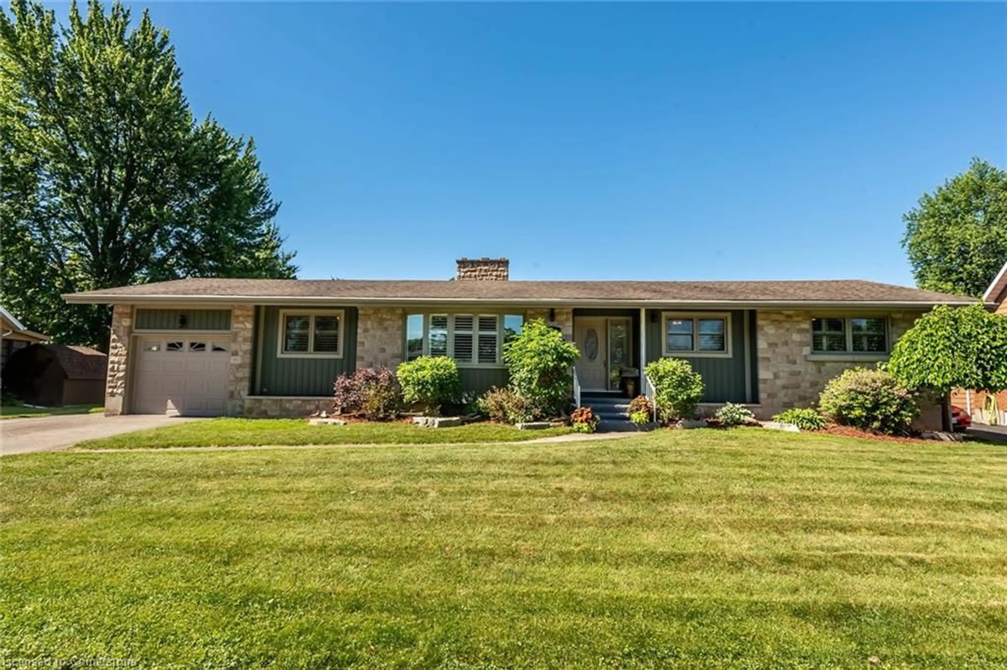 Home with brick exterior material, street for 162 Victoria Ave, Dunnville Ontario N1A 1A5
