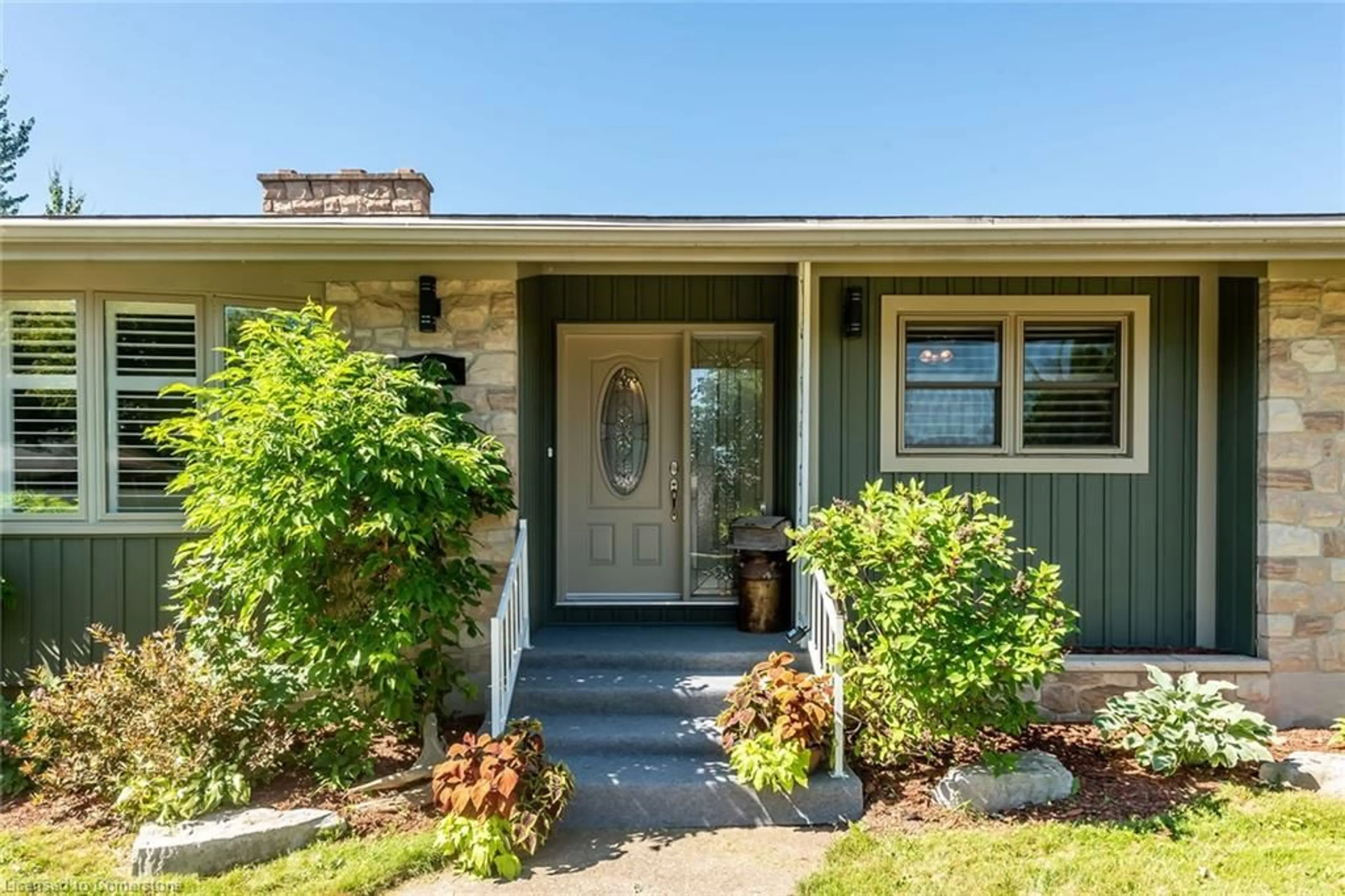 Indoor entryway for 162 Victoria Ave, Dunnville Ontario N1A 1A5