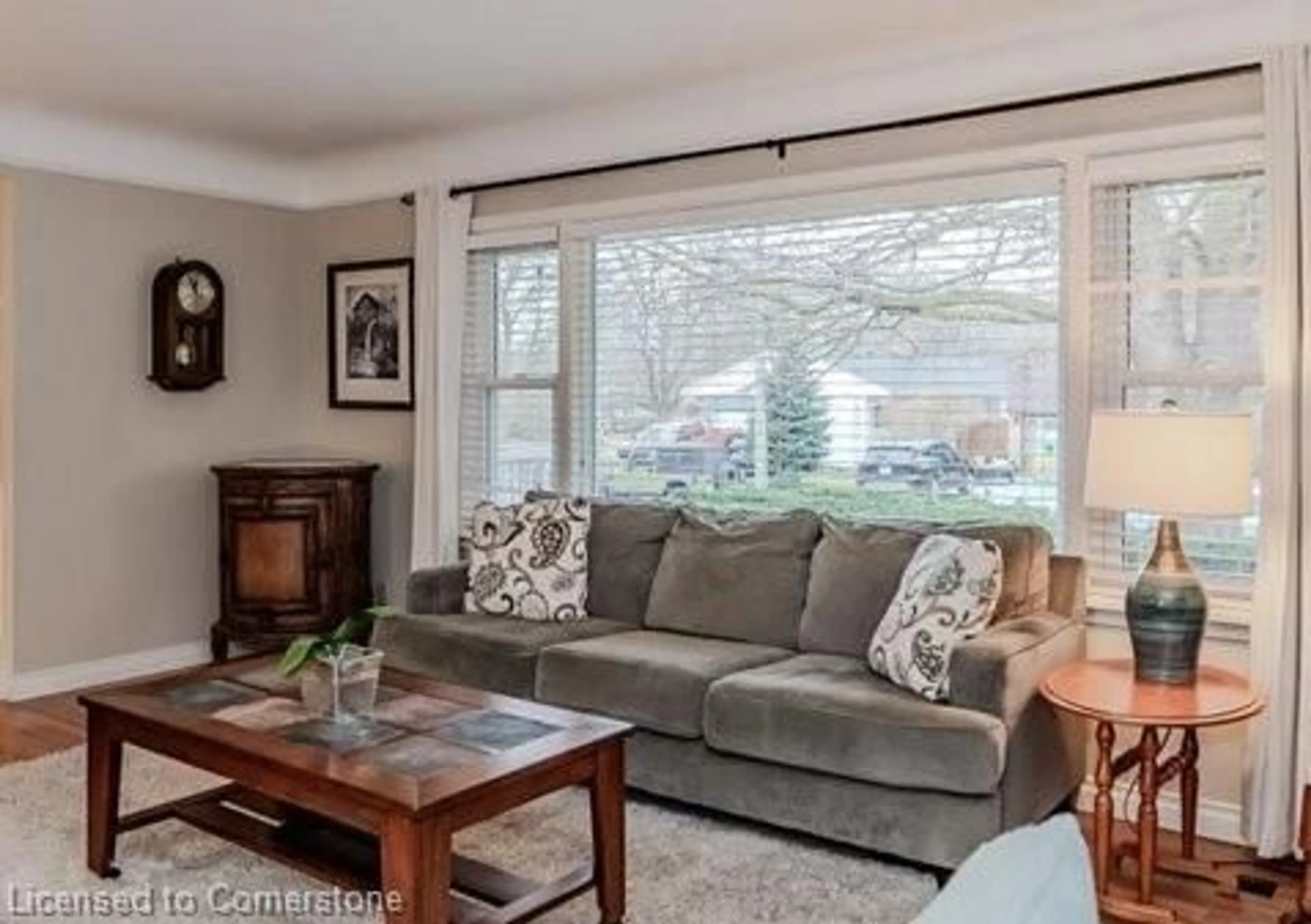Living room with furniture, unknown for 21 Highland Cres, Cambridge Ontario N1S 1L5