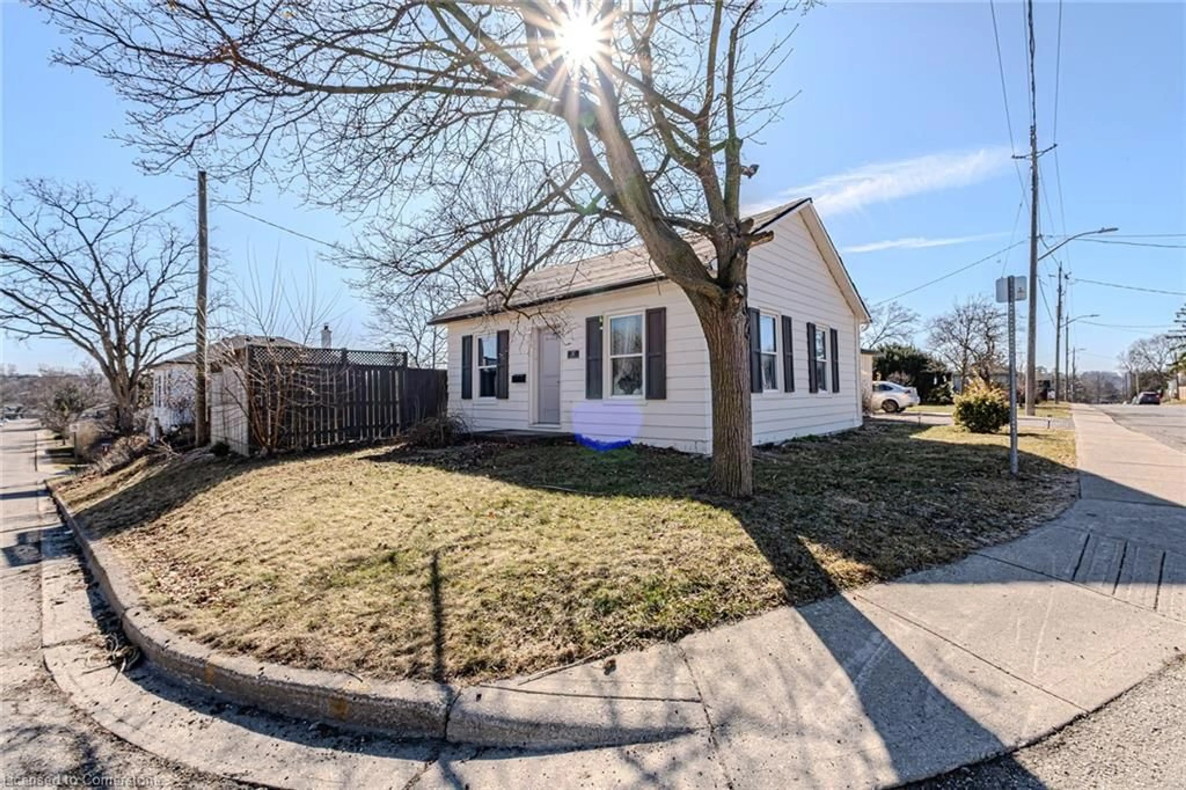 A pic from outside/outdoor area/front of a property/back of a property/a pic from drone, street for 37 Queen St, Paris Ontario N3L 1C5