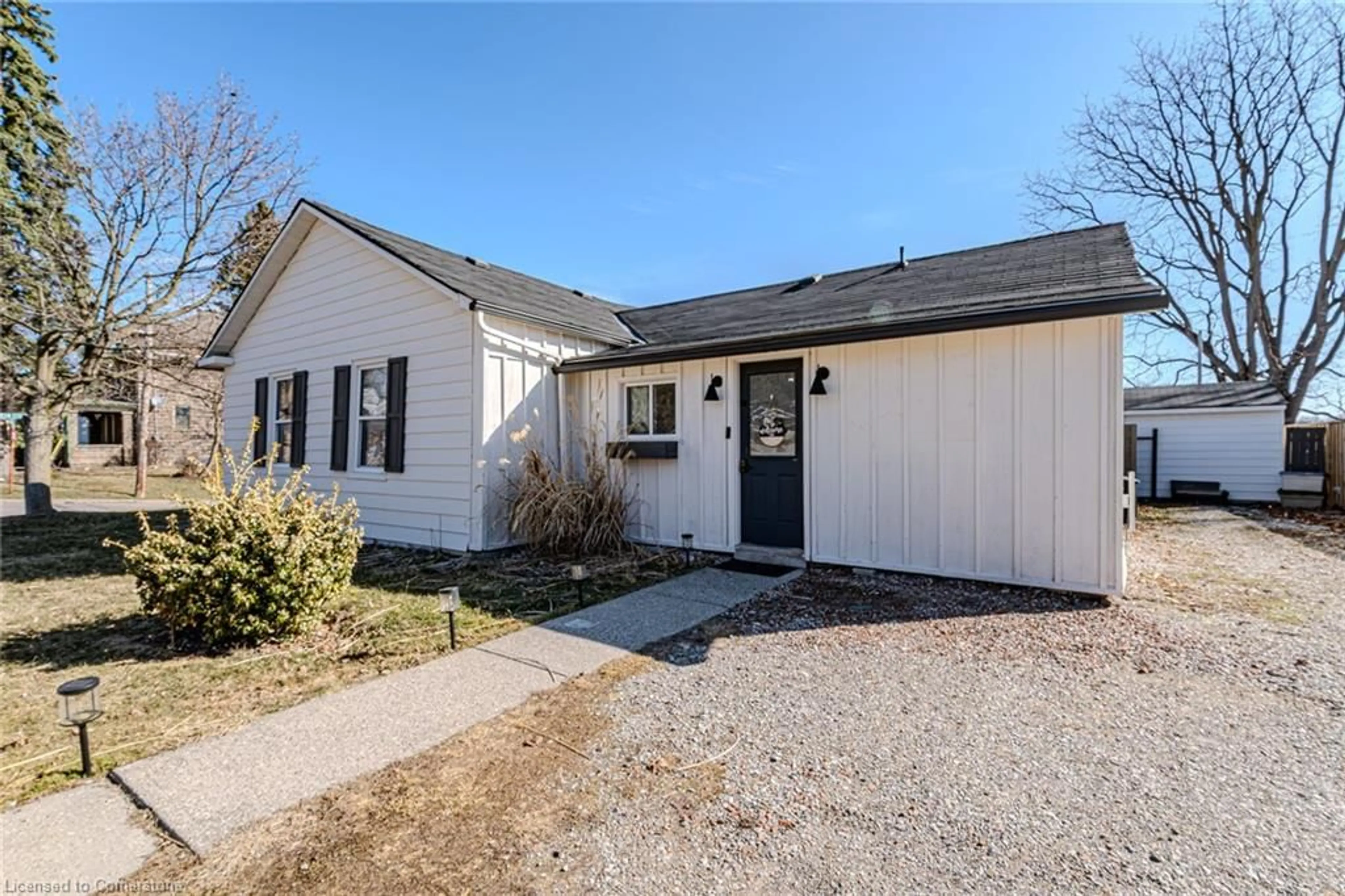 Home with vinyl exterior material, street for 37 Queen St, Paris Ontario N3L 1C5