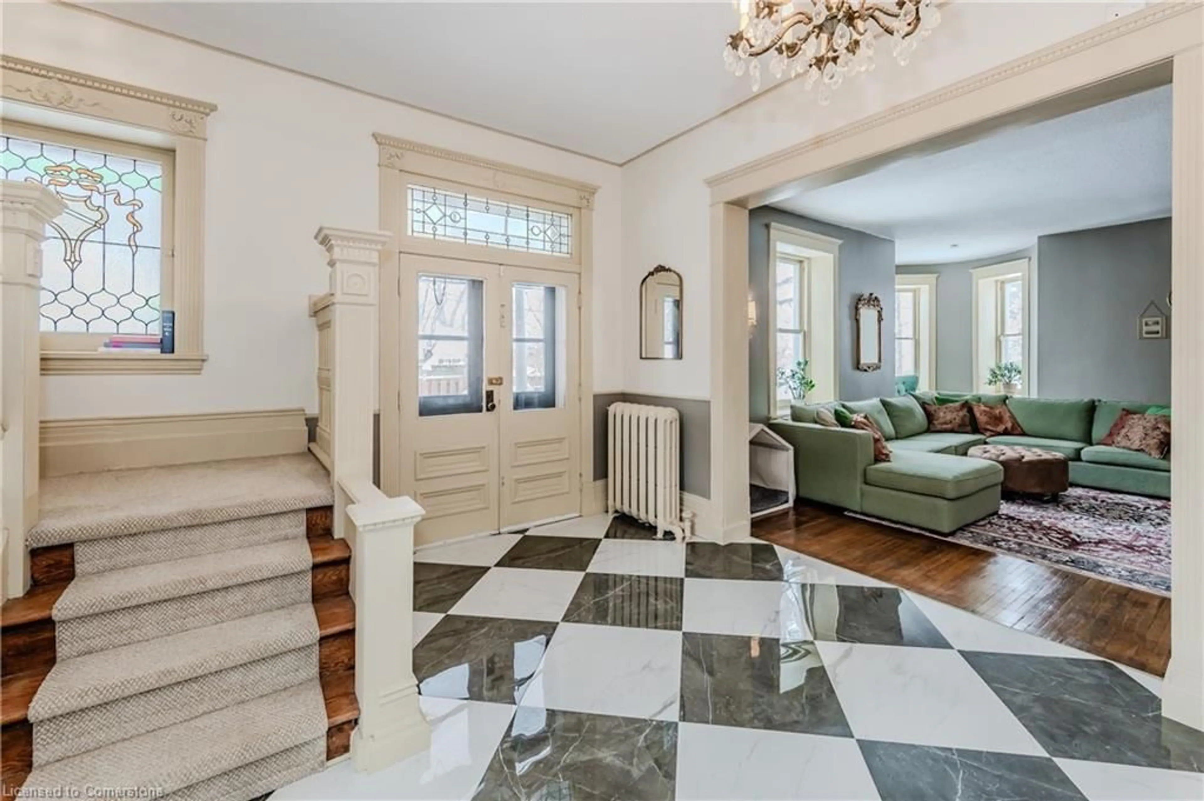 Indoor foyer for 54 Bruce St, Cambridge Ontario N1R 2E3