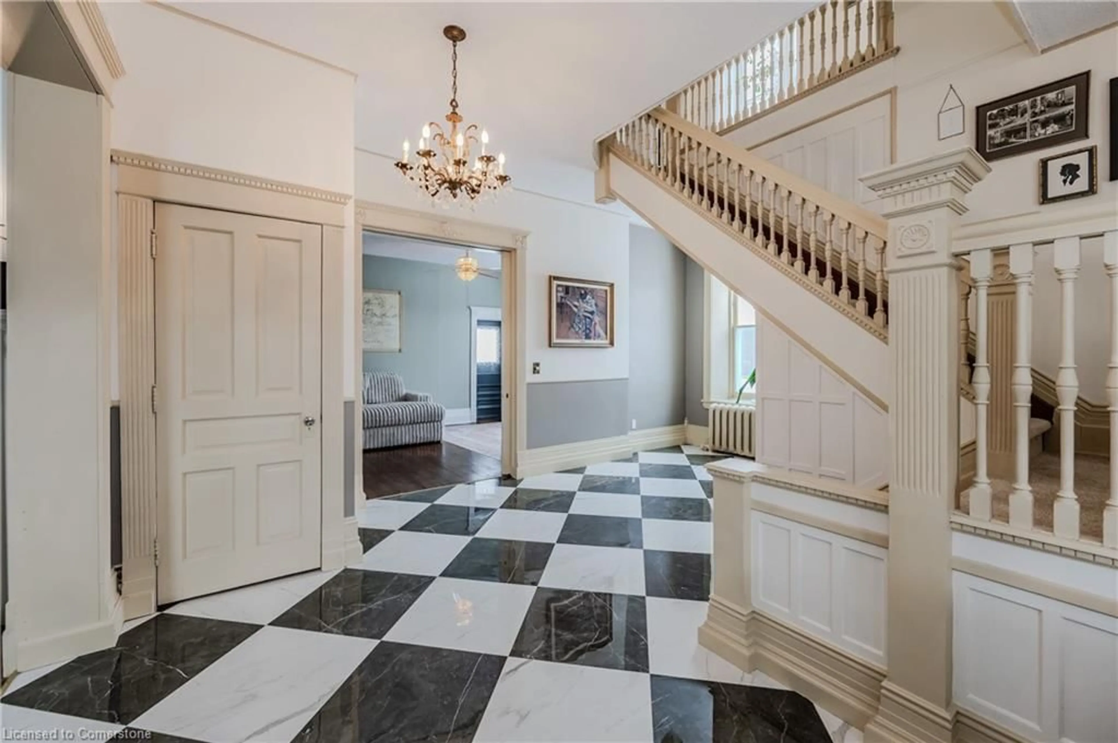Indoor foyer for 54 Bruce St, Cambridge Ontario N1R 2E3