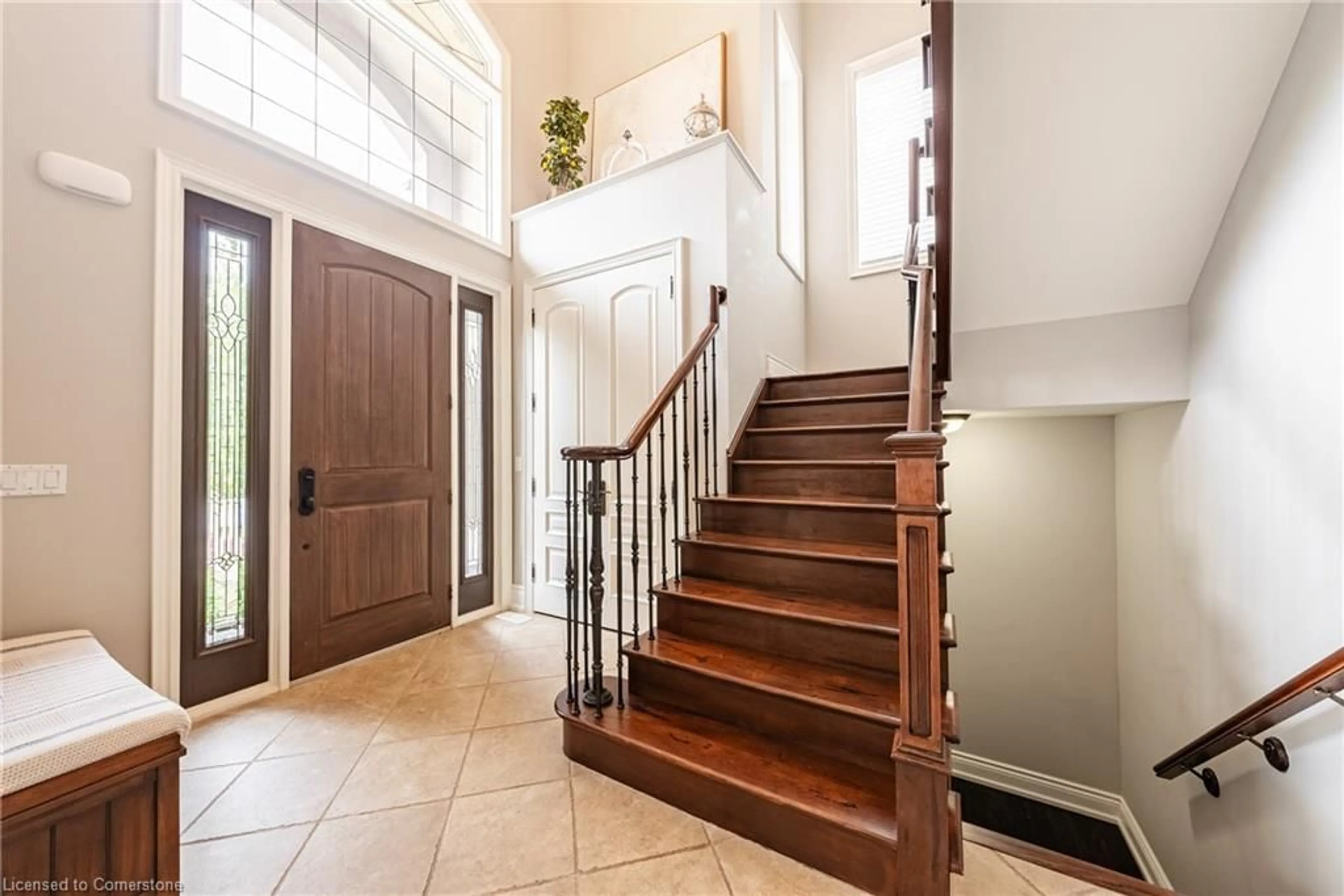 Indoor entryway for 7 Gregorio Crt, Ancaster Ontario L9G 0B8
