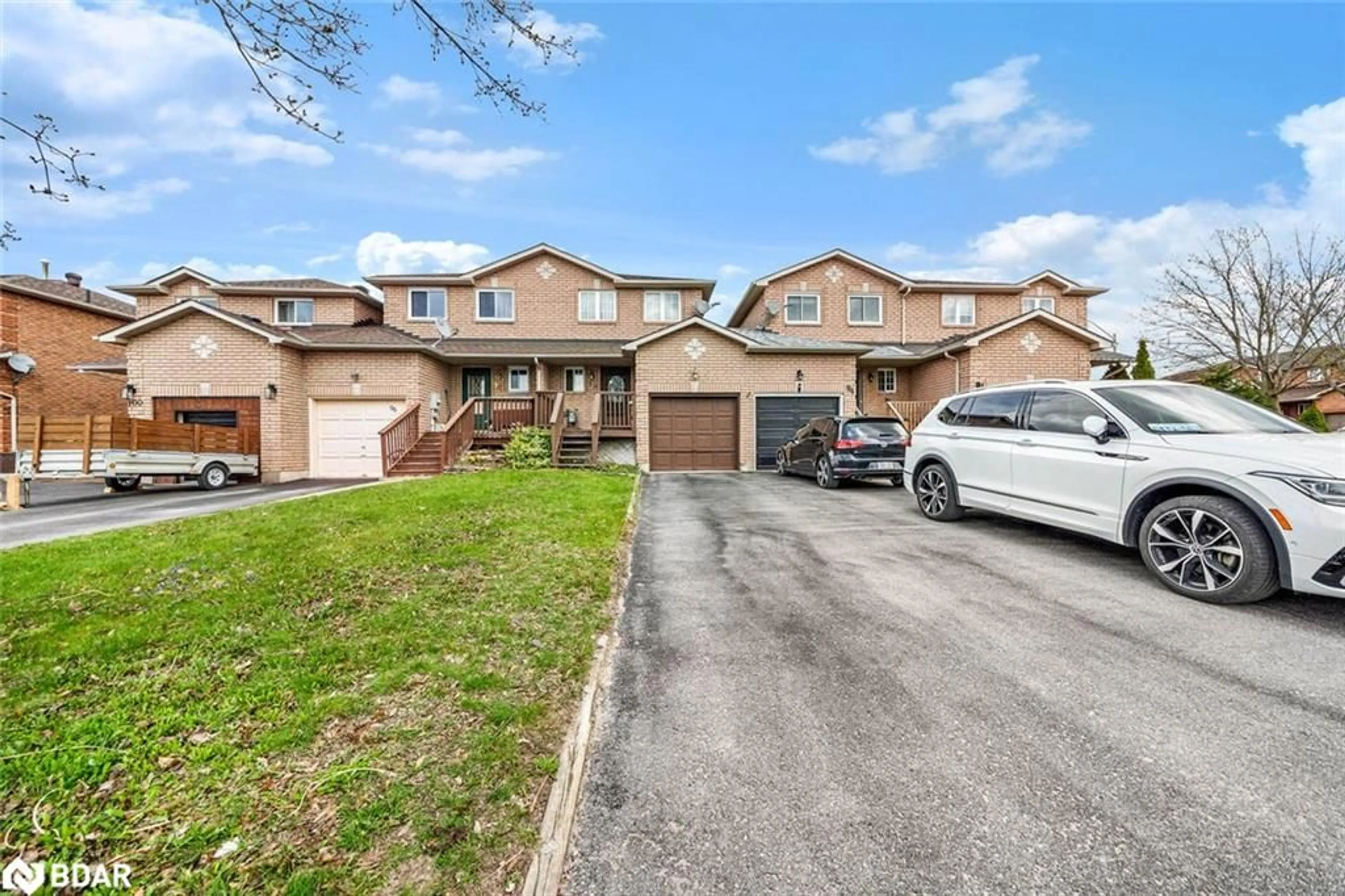 A pic from outside/outdoor area/front of a property/back of a property/a pic from drone, street for 96 Lee Cres, Barrie Ontario L4N 9Z1