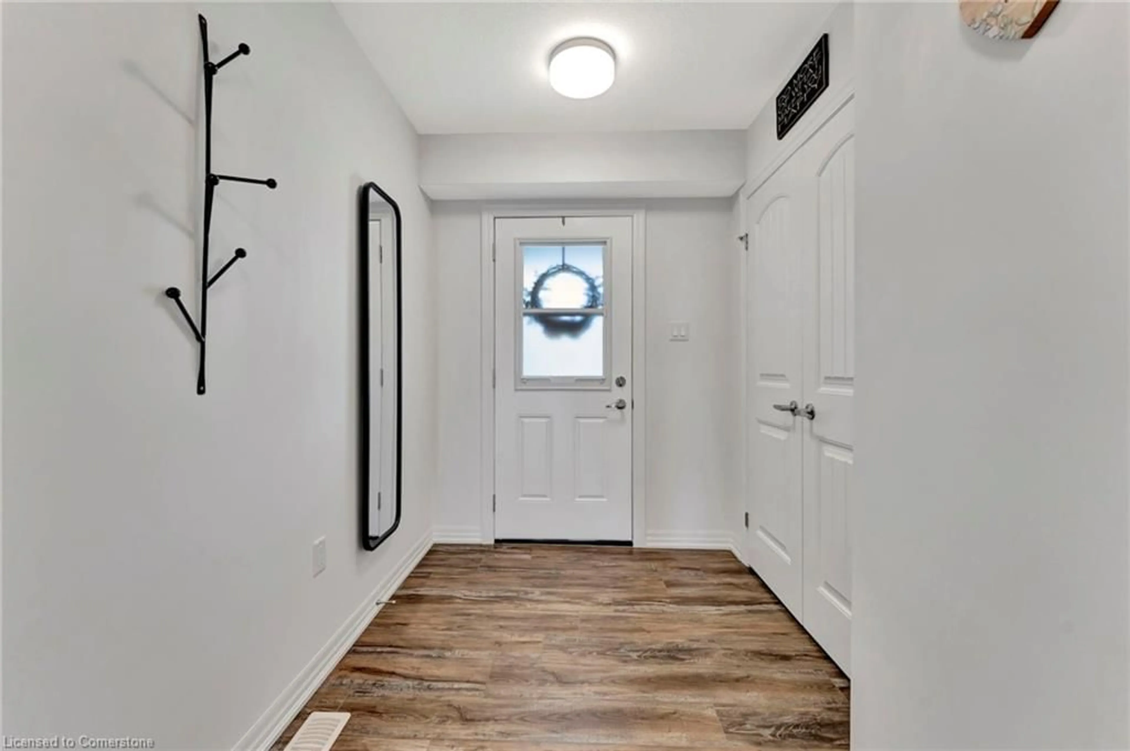 Indoor entryway for 38 Bawcutt Cres, Paris Ontario N3L 0G6