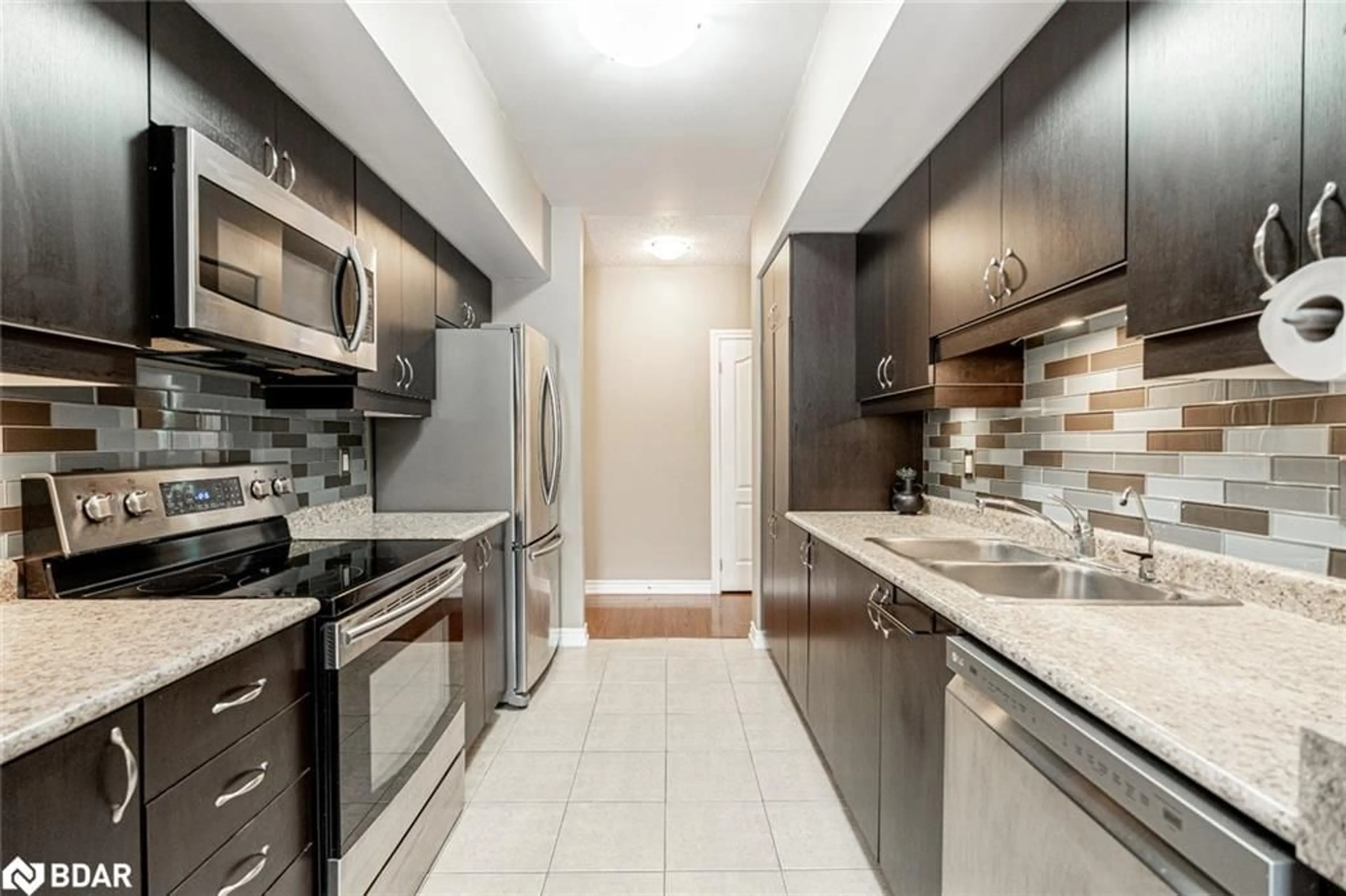 Standard kitchen, ceramic/tile floor for 39 Ferndale Dr #112, Barrie Ontario L4N 5T5