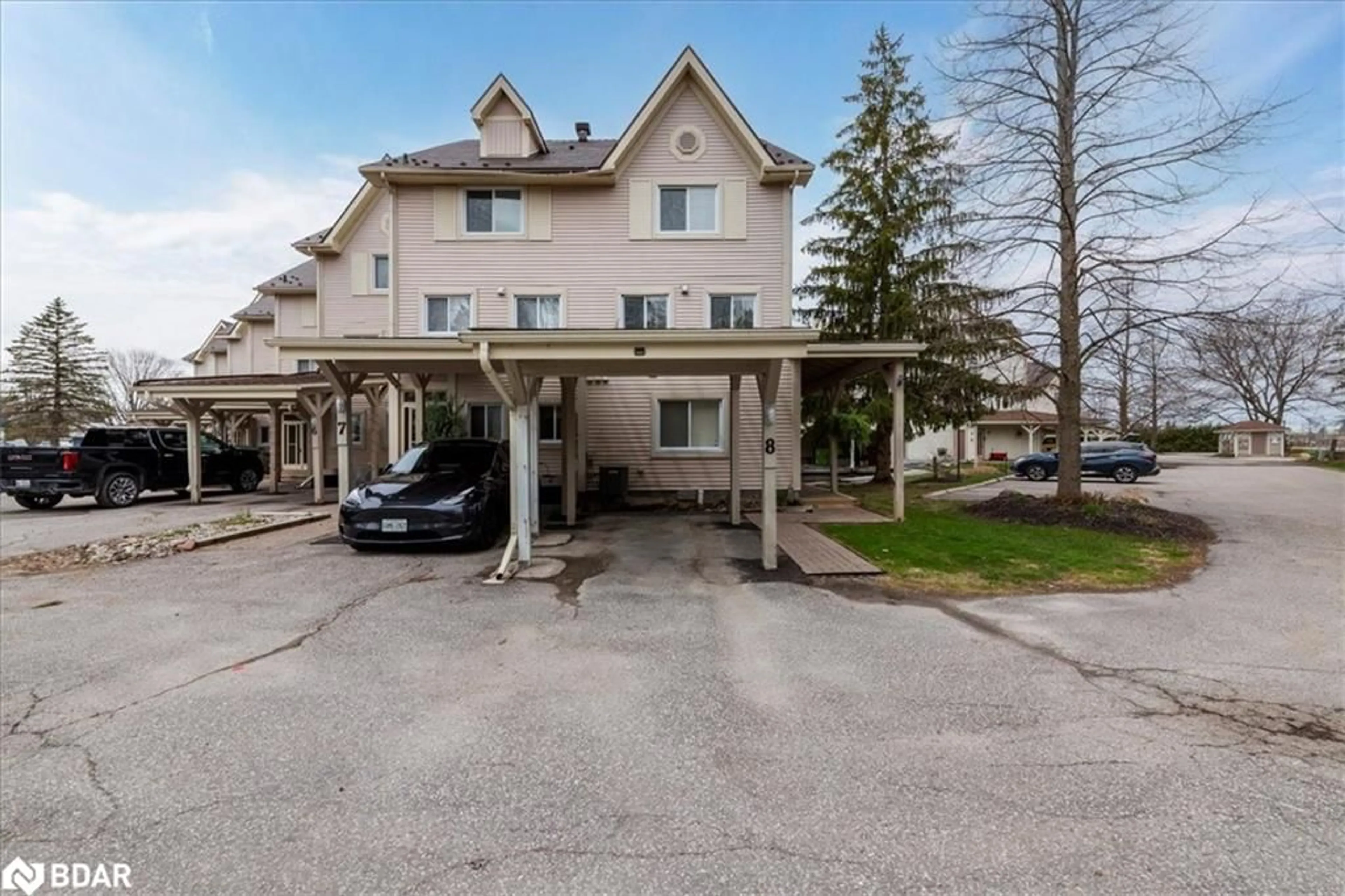 Patio, street for 100 Laguna Pky Pky #8, Brechin Ontario L0K 1B0