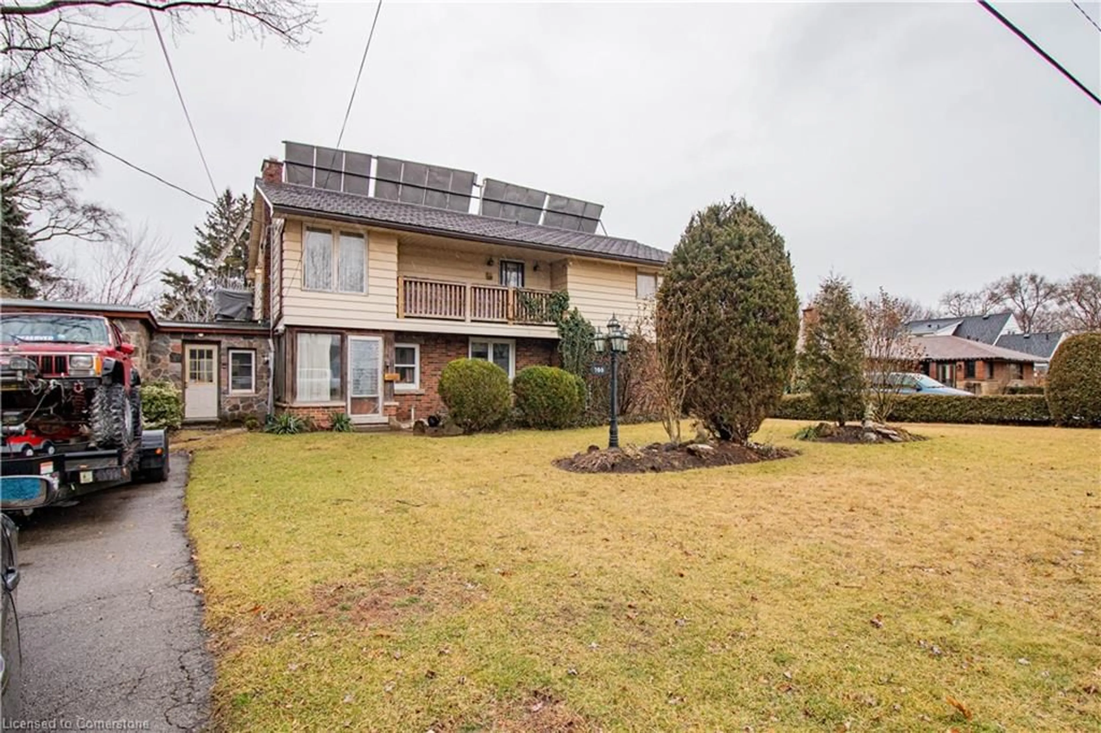 A pic from outside/outdoor area/front of a property/back of a property/a pic from drone, unknown for 100 Queen Mary Ave, Burlington Ontario L7T 2G7