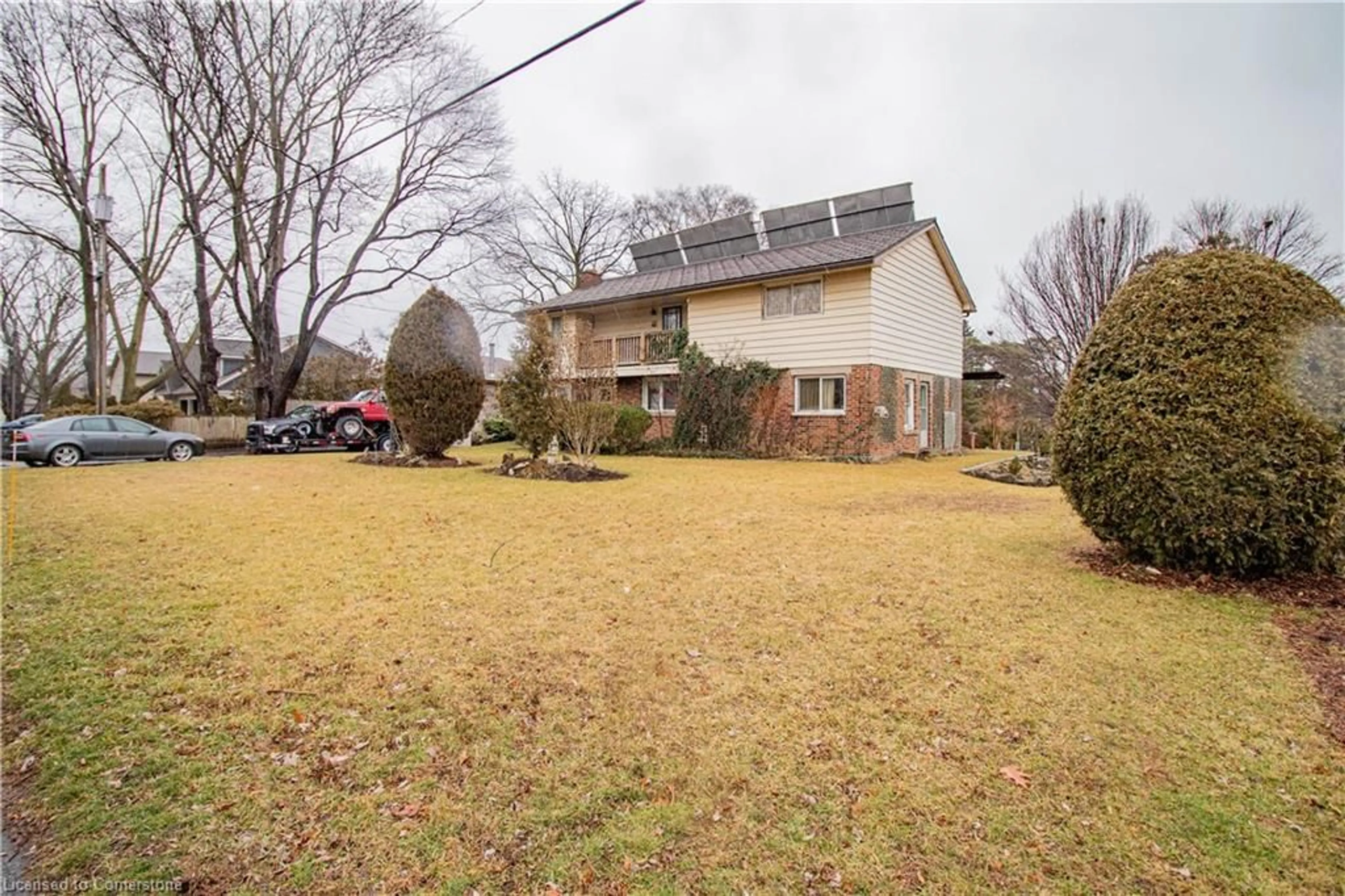 A pic from outside/outdoor area/front of a property/back of a property/a pic from drone, street for 100 Queen Mary Ave, Burlington Ontario L7T 2G7