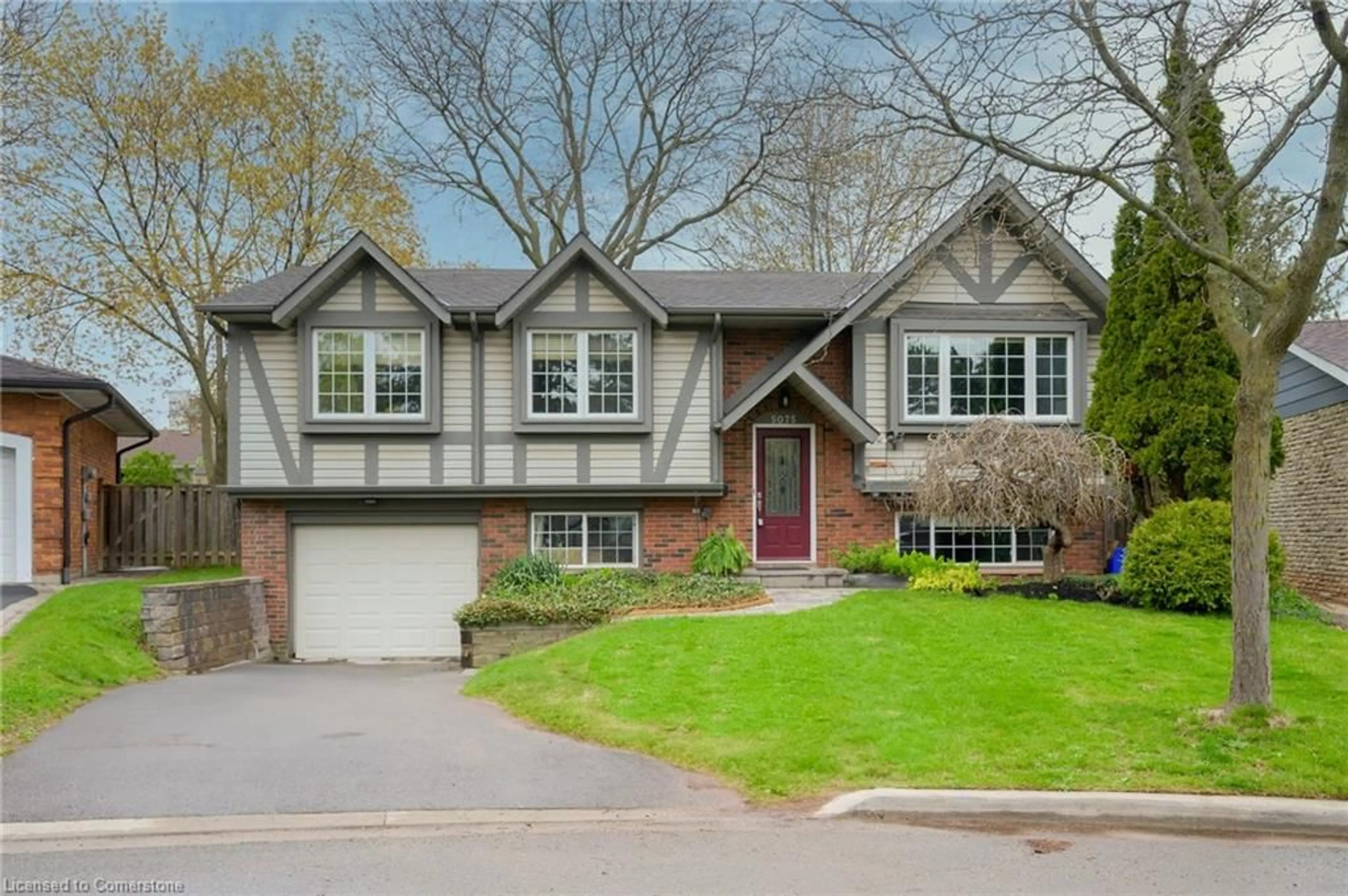Home with brick exterior material, street for 5075 Queens Crt, Burlington Ontario L7L 3Z1