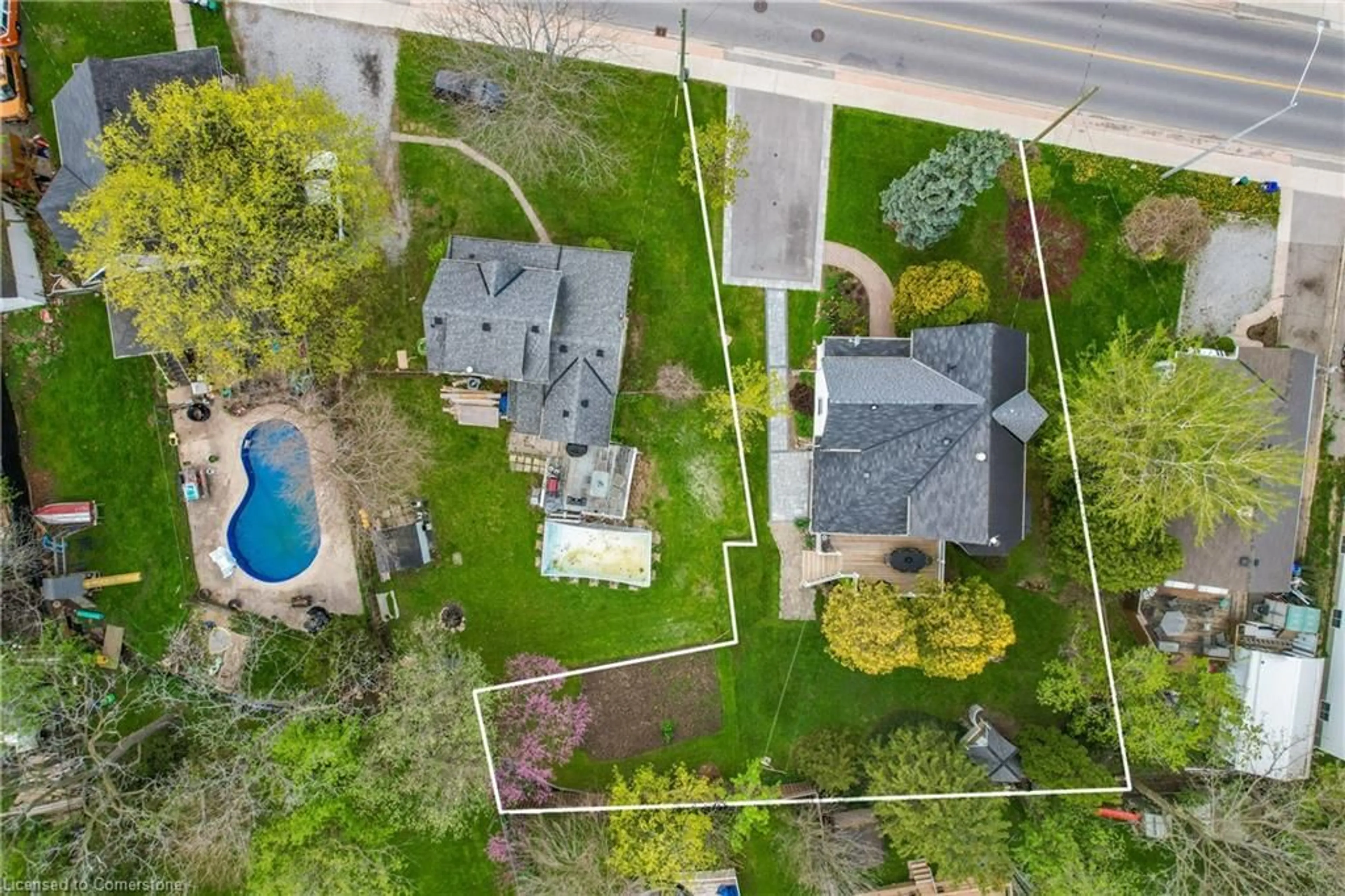 A pic from outside/outdoor area/front of a property/back of a property/a pic from drone, street for 4201 Mountain St, Beamsville Ontario L0R 1B0
