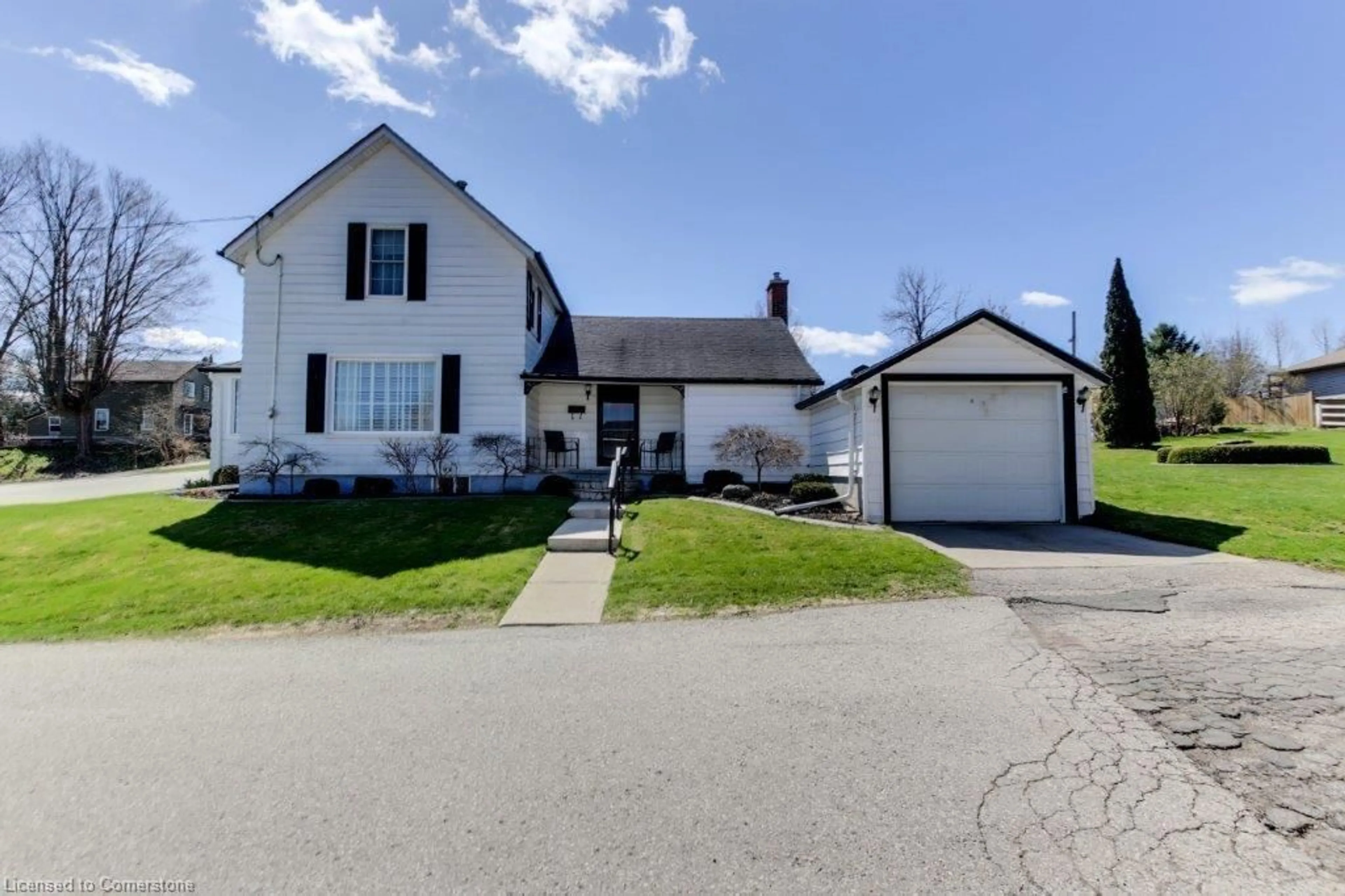A pic from outside/outdoor area/front of a property/back of a property/a pic from drone, street for 88 Washington St, Waterford Ontario N0E 1Y0