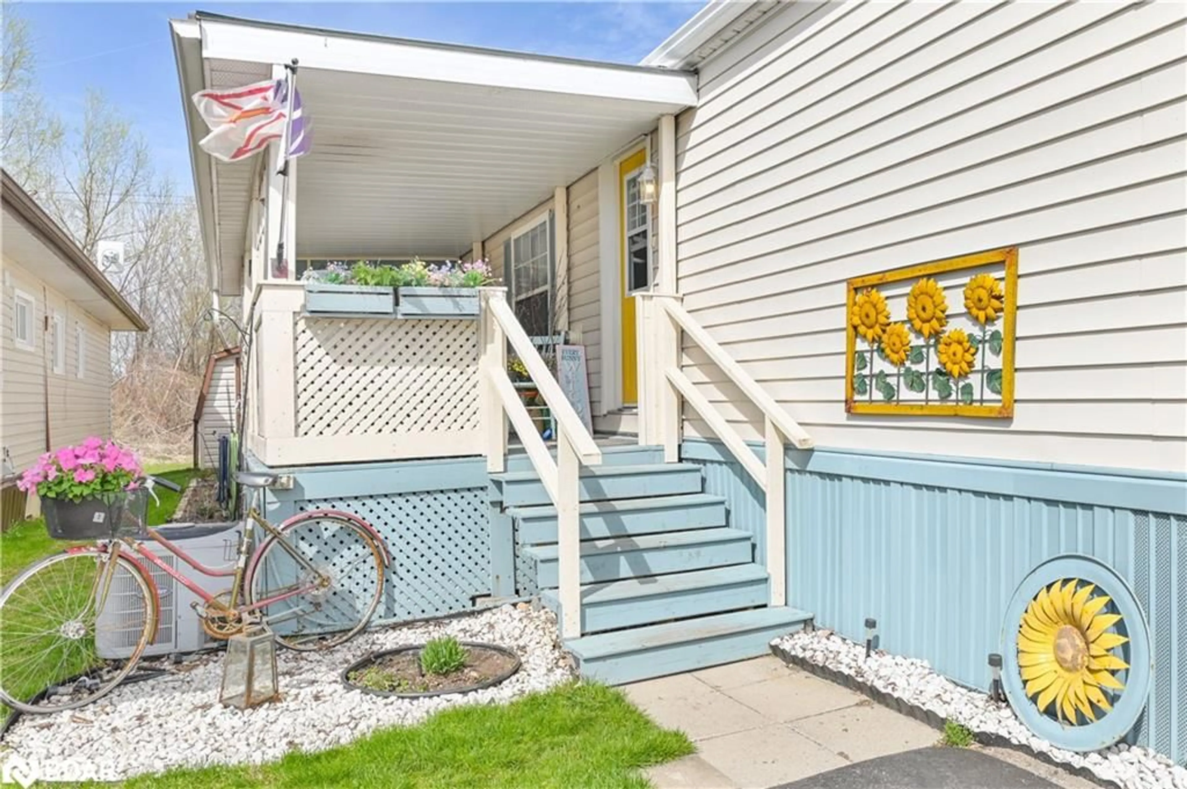 Home with vinyl exterior material, street for 311 Dundas St #18, Quinte West Ontario K8V 1M1