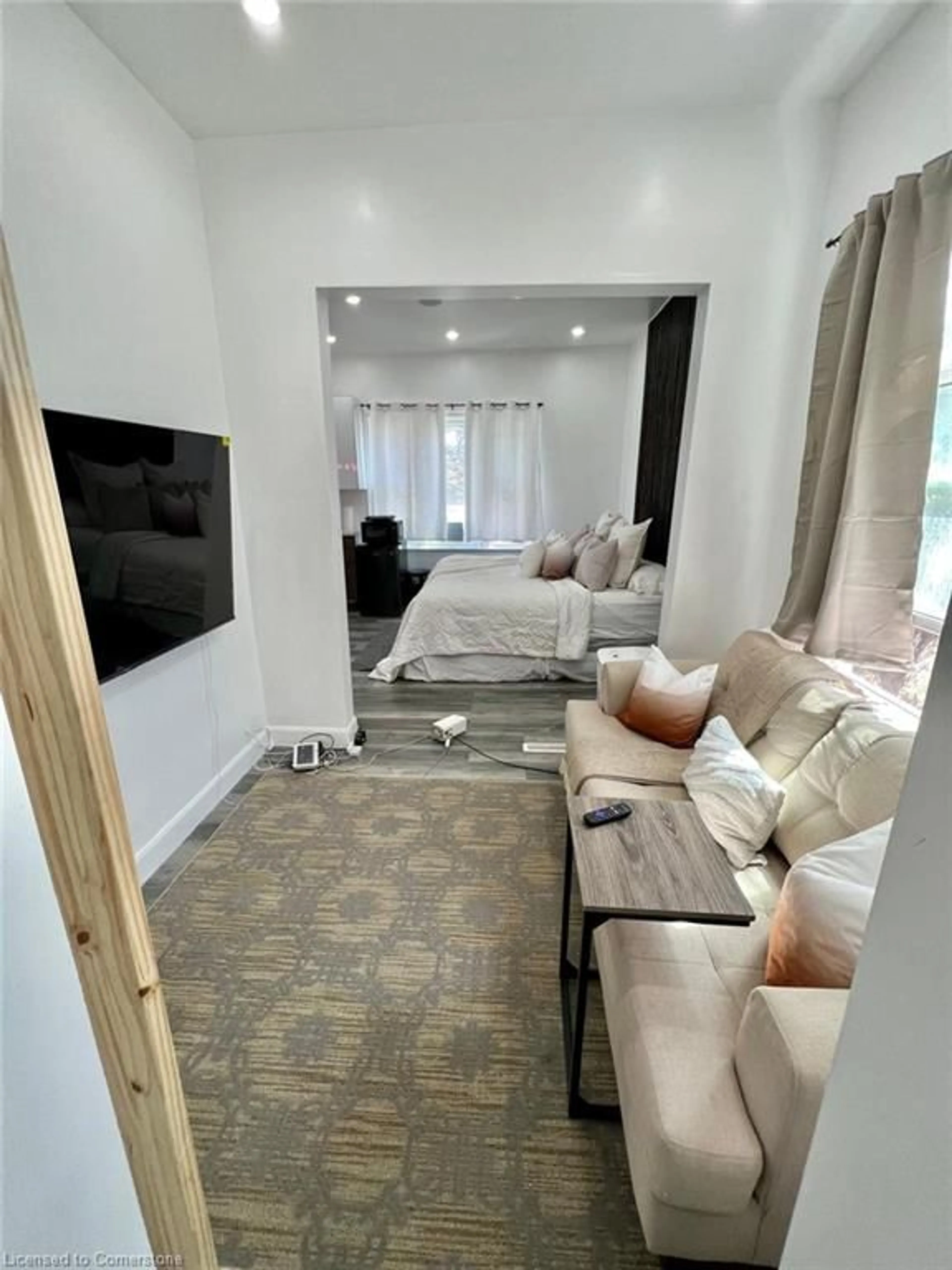 Living room with furniture, unknown for 650 Oxford St, London Ontario N5Y 3J4