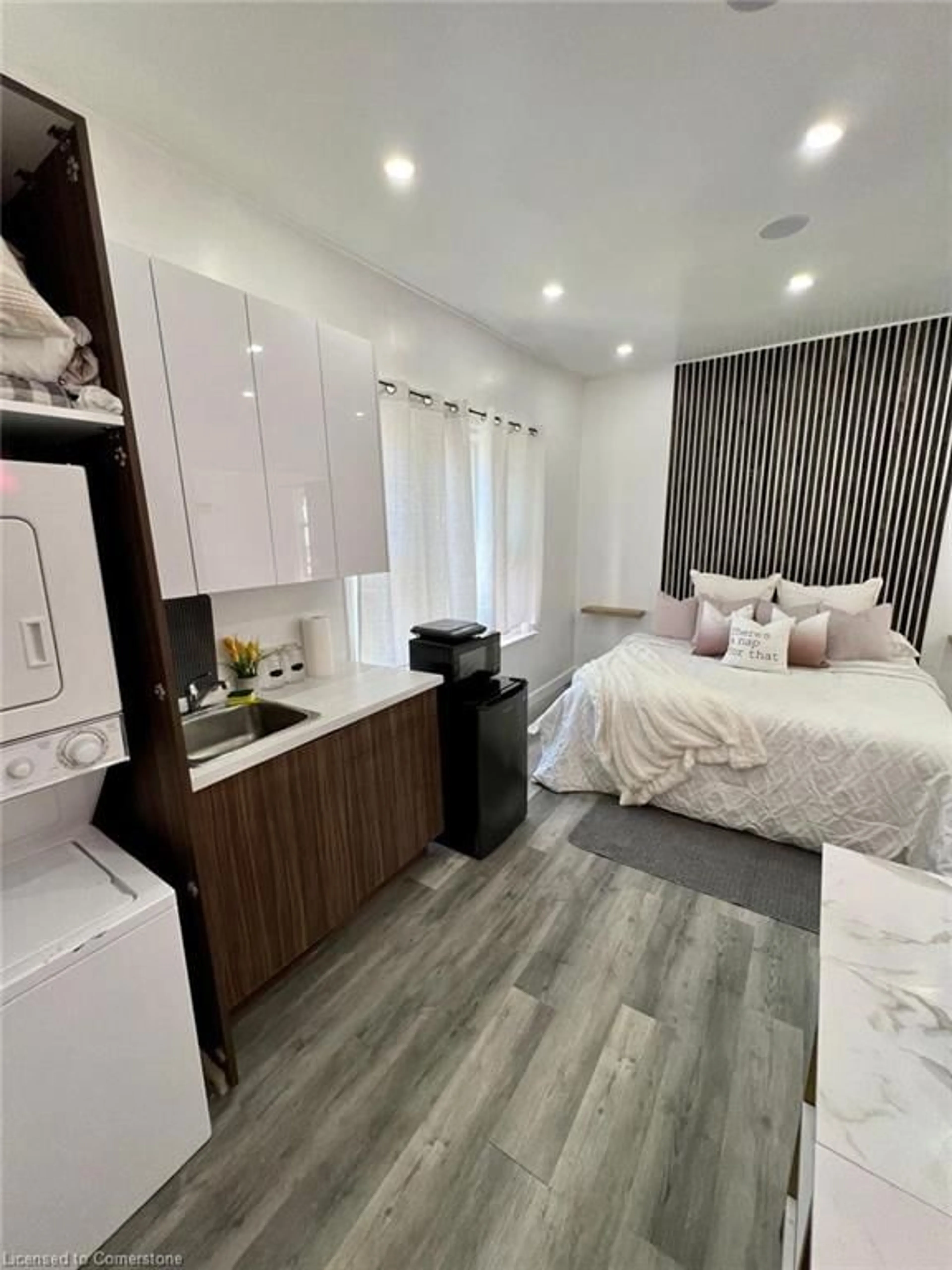 A pic of a room for 650 Oxford St, London Ontario N5Y 3J4