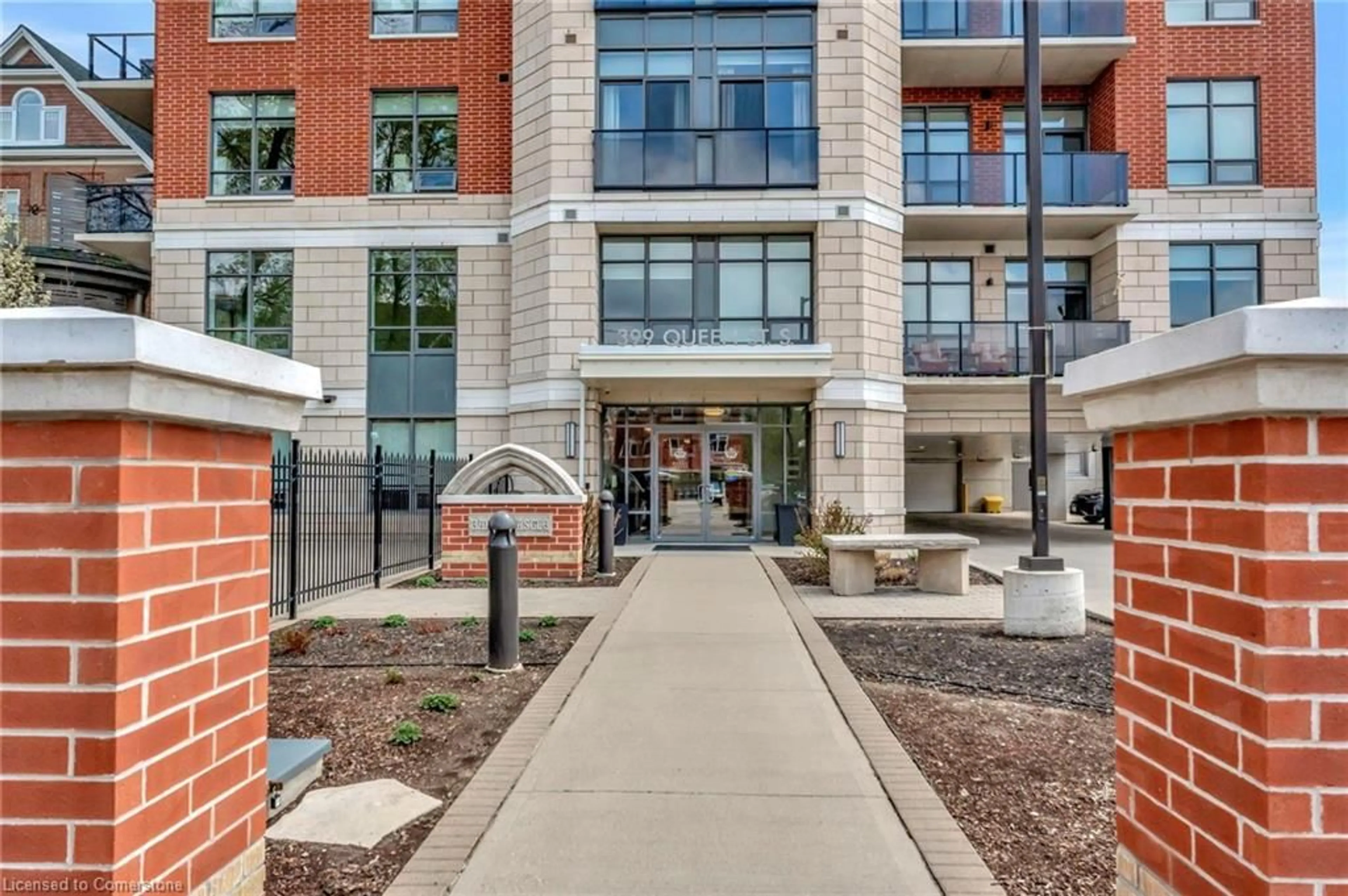Indoor foyer for 399 Queen St #217, Kitchener Ontario N2G 0C4