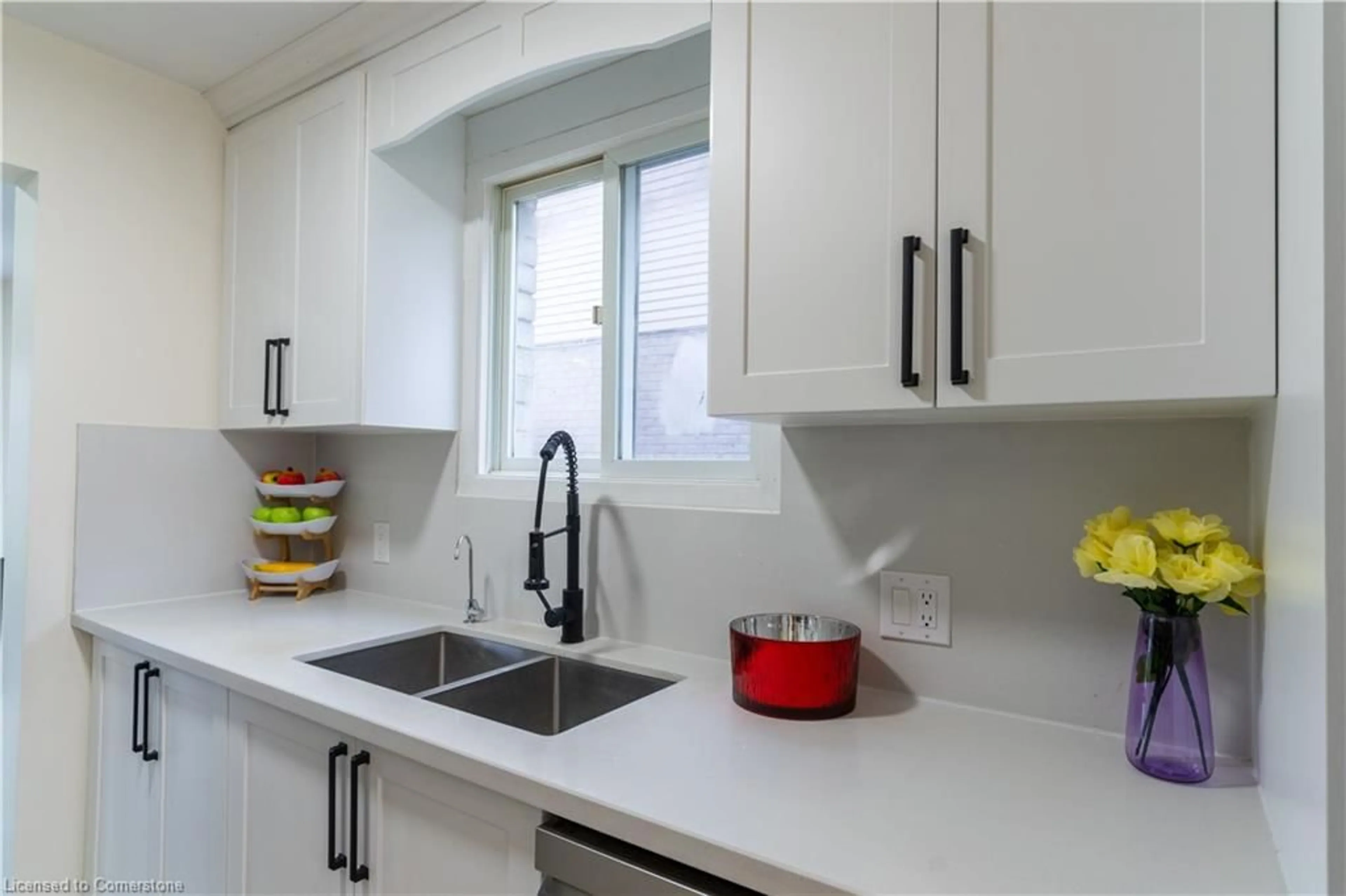 Standard kitchen, ceramic/tile floor for 511B Barwick Cres, Waterloo Ontario N2K 3P6