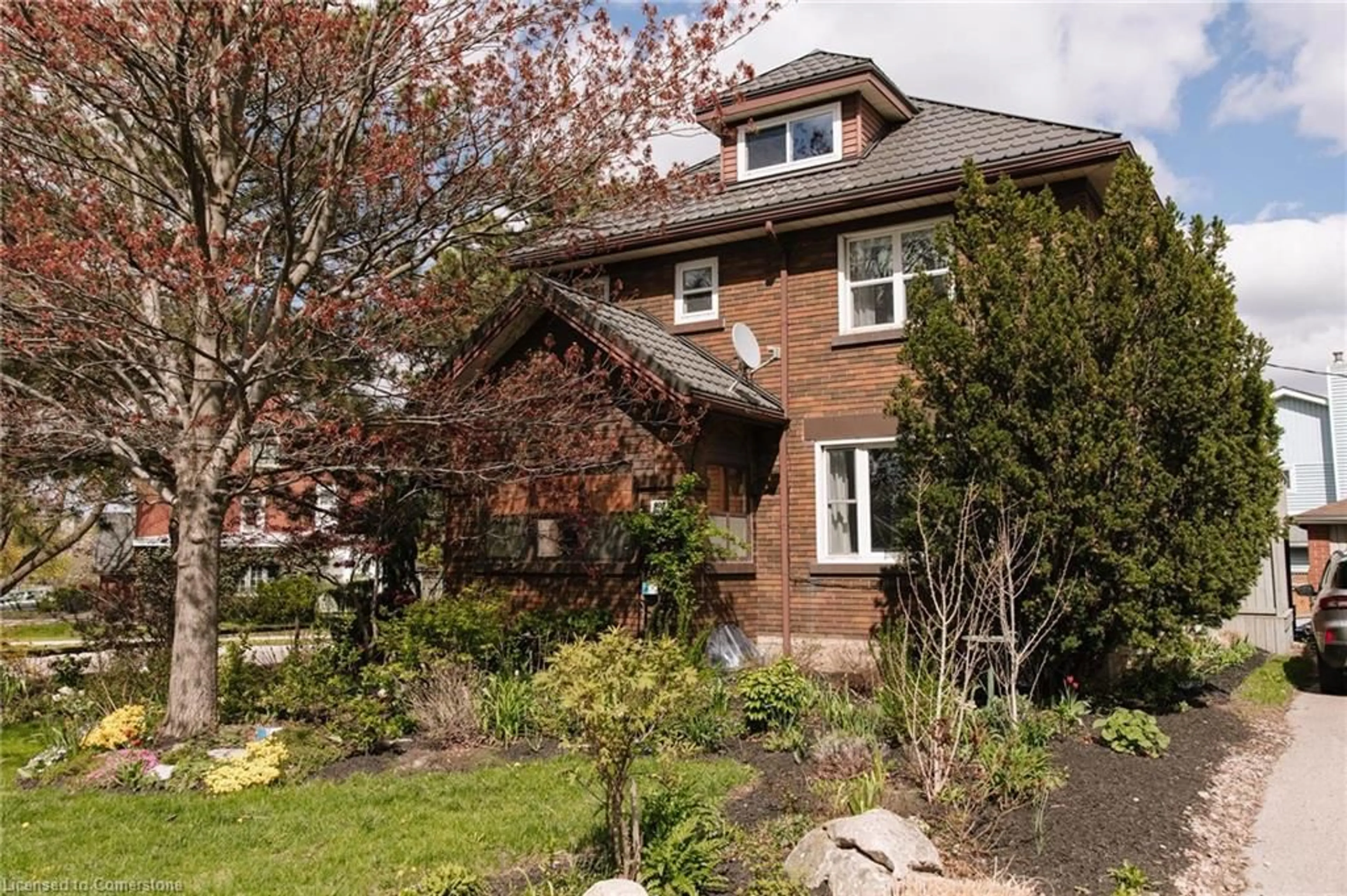 Home with brick exterior material, street for 905 Queens Blvd, Kitchener Ontario N2M 1B1