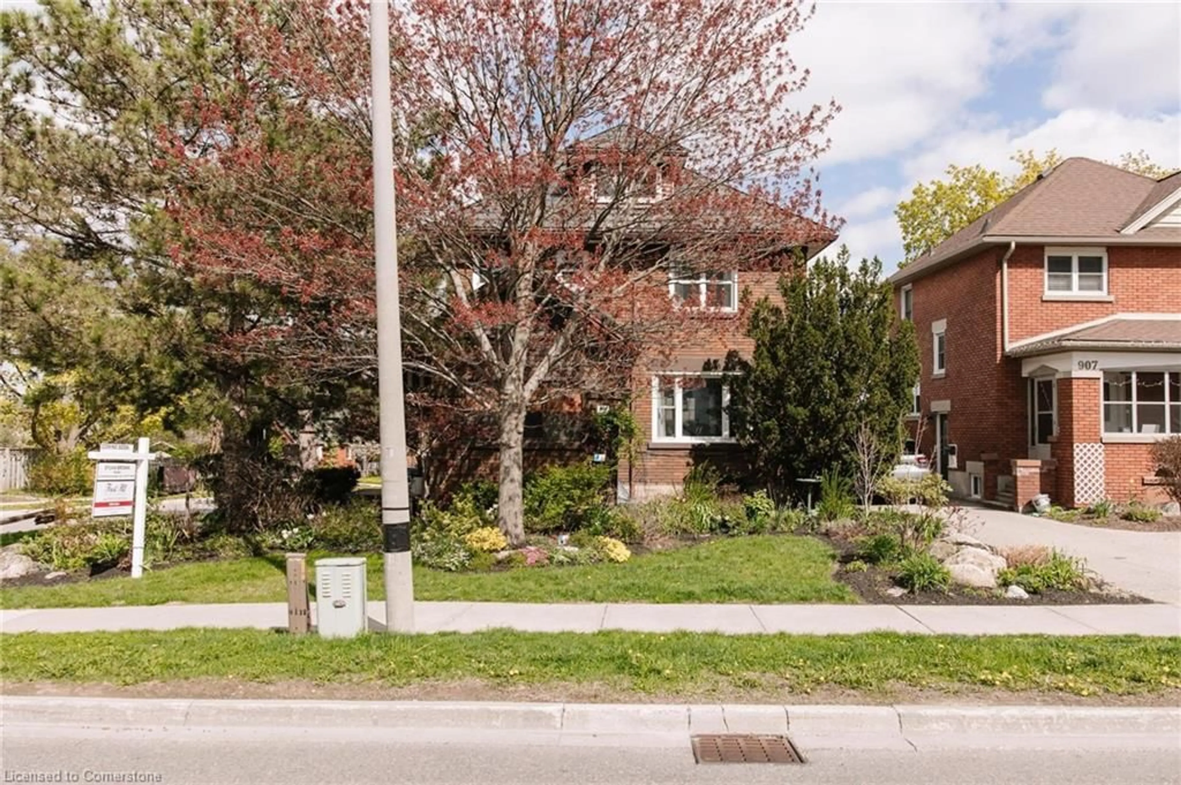 Home with brick exterior material, street for 905 Queens Blvd, Kitchener Ontario N2M 1B1